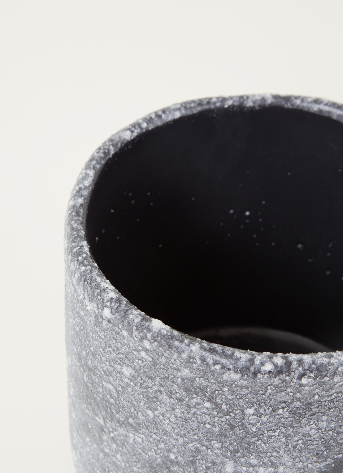 Serax Sierpot L van aardewerk voor binnen Ø17 cm - voorkant 2 donkergrijs