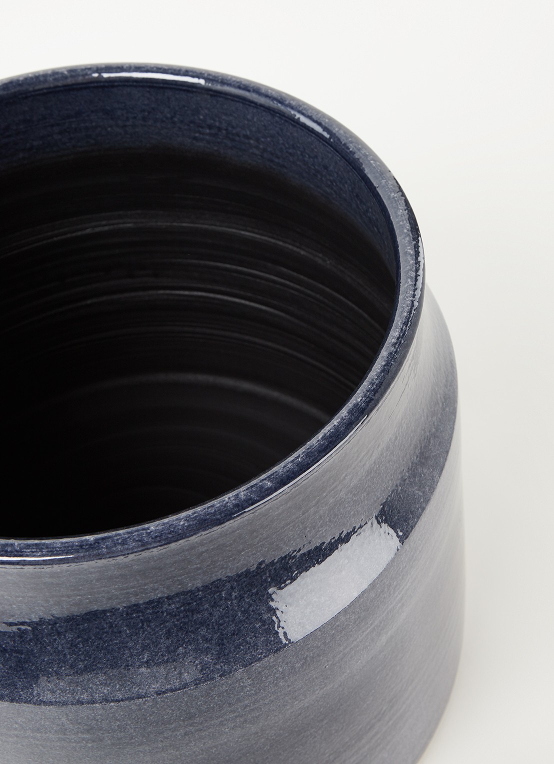 Serax Sierpot L van aardewerk voor binnen Ø36 cm - detail donkerblauw