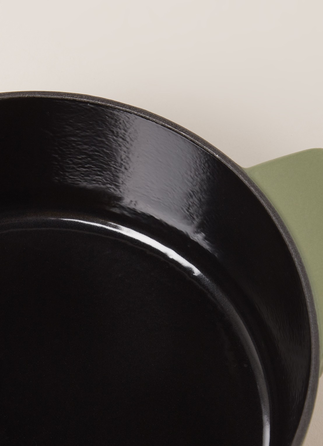 Serax Surface kookpan 23 cm - detail legergroen