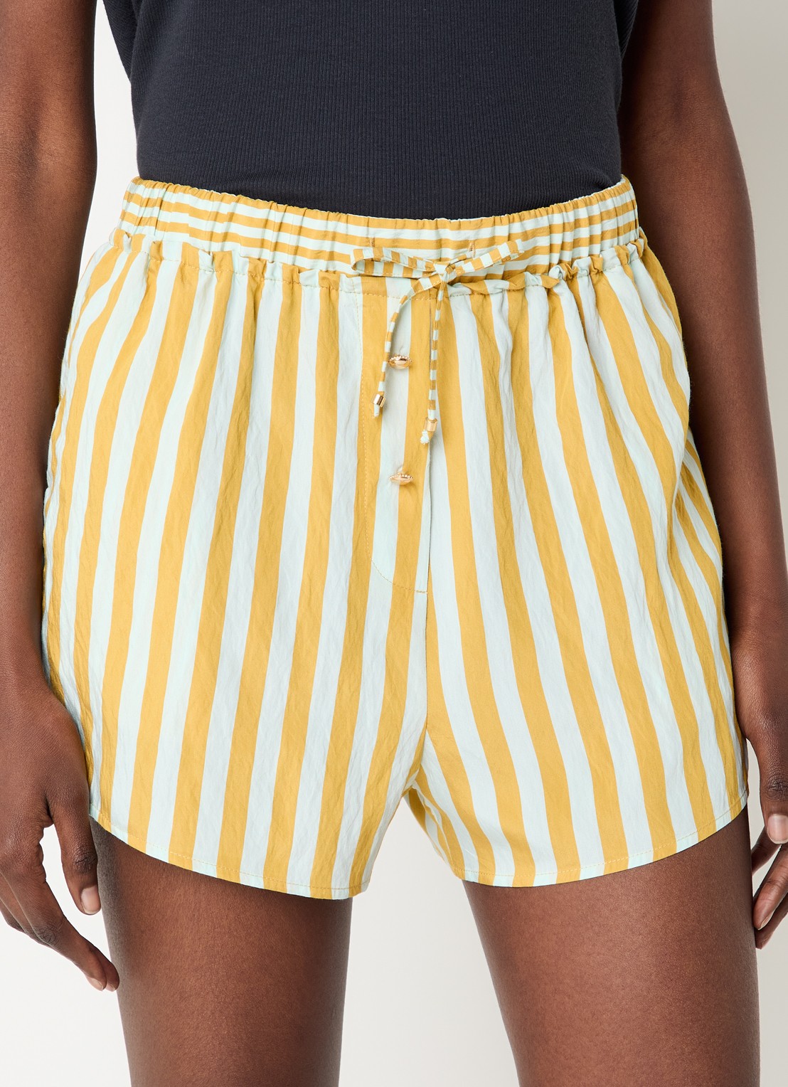 Sessùn Agde high waist straight fit korte broek met streepprint - detail okergeel