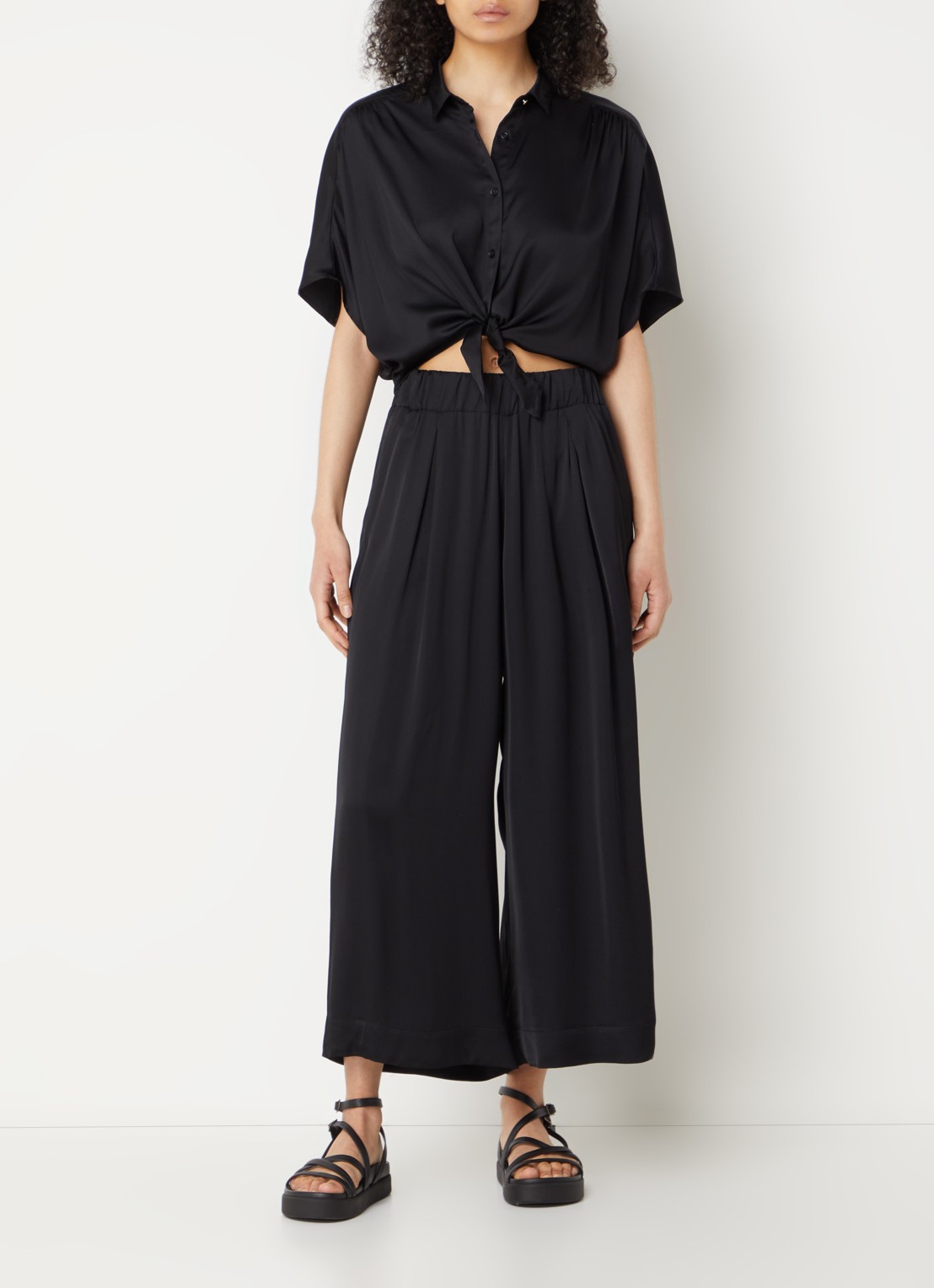 Sessùn Alfassa crop top van satijn met gestrikt detail - voorkant 2 zwart