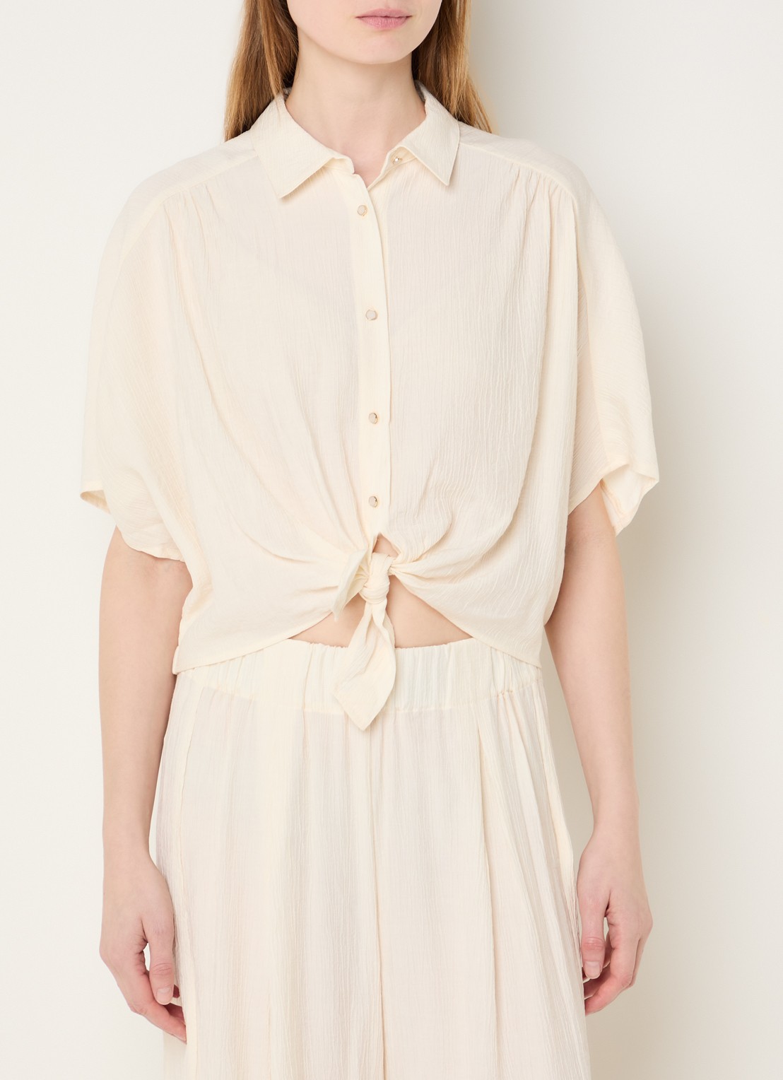 Sessùn Alfassa cropped blouse van  crêpe met geknoopt detail - detail 4 creme