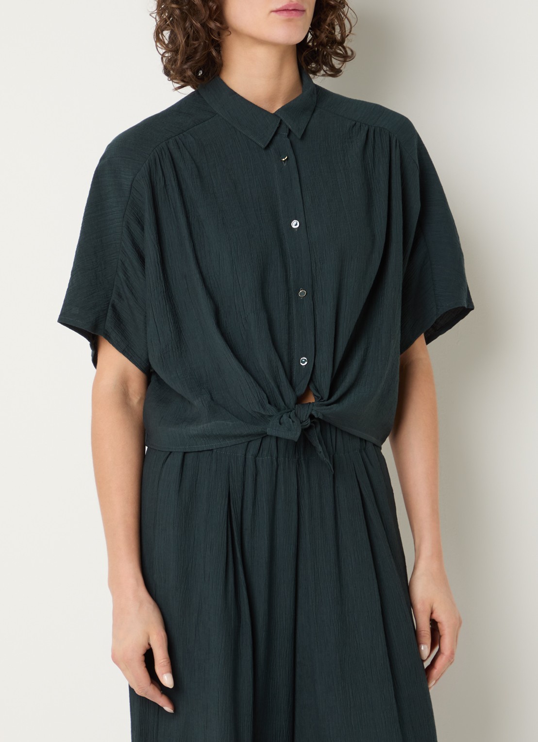 Sessùn Alfassa cropped blouse van  crêpe met geknoopt detail - detail petrol
