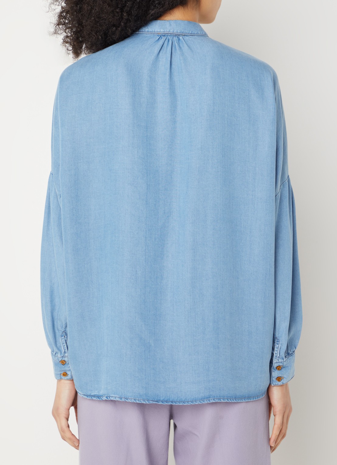 Sessùn Botania blouse van chambray met borstzakken - achterkant 3 blauw