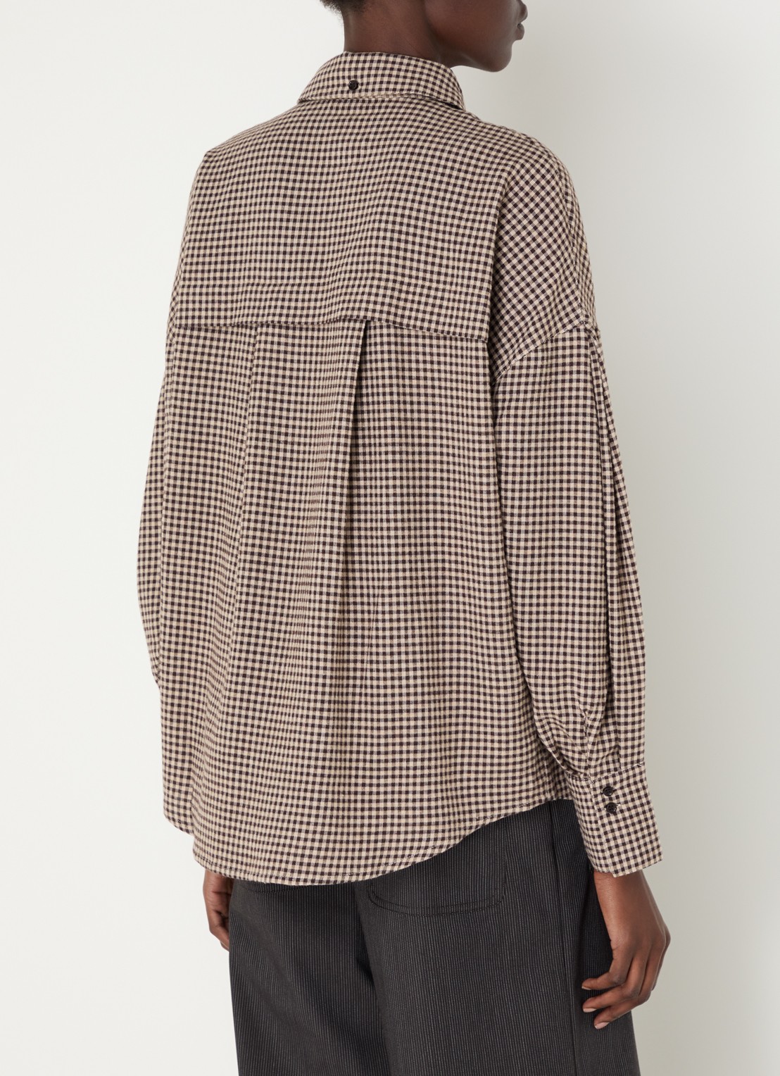 Sessùn Cecily blouse met rustdessin en opgestikte zakken - achterkant bruin