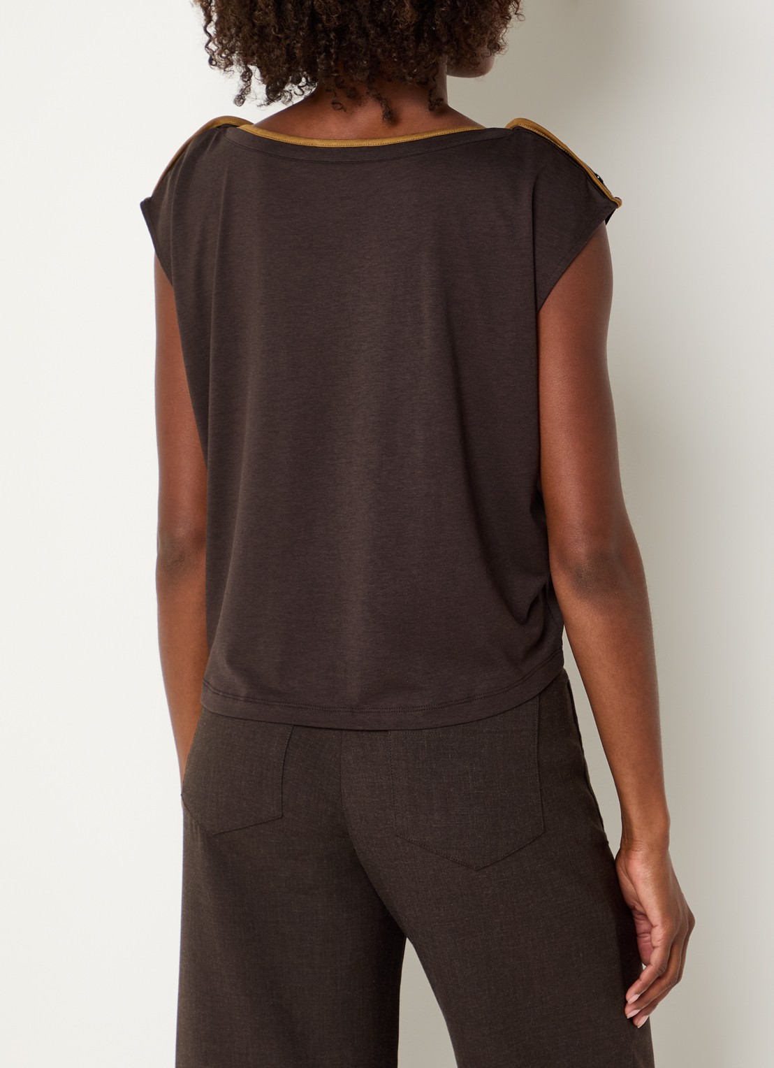 Sessùn Damari T-shirt met boothals - achterkant donkerbruin