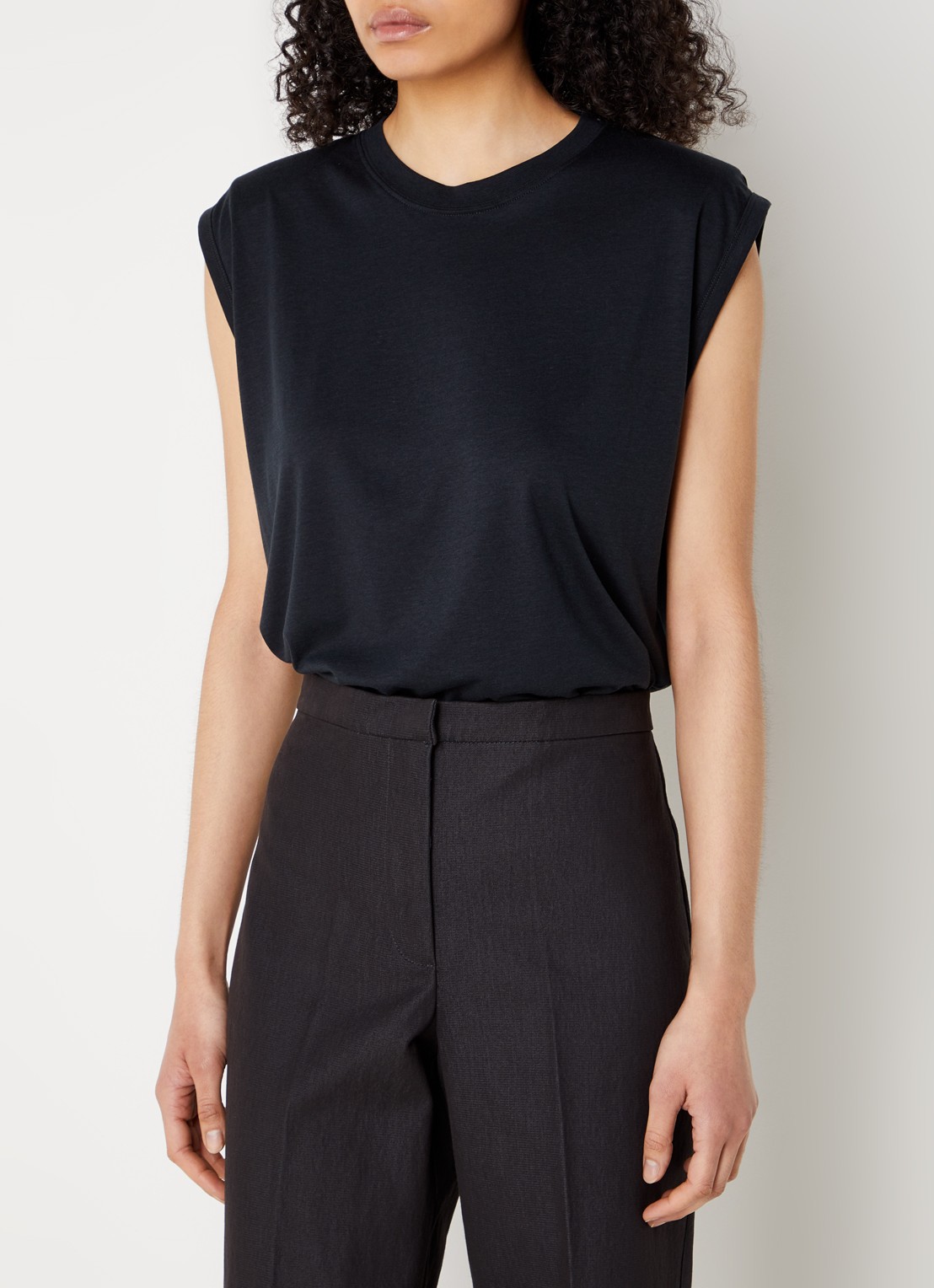 Sessùn Dee mouwloze top  met schoudervulling - detail 3 zwart