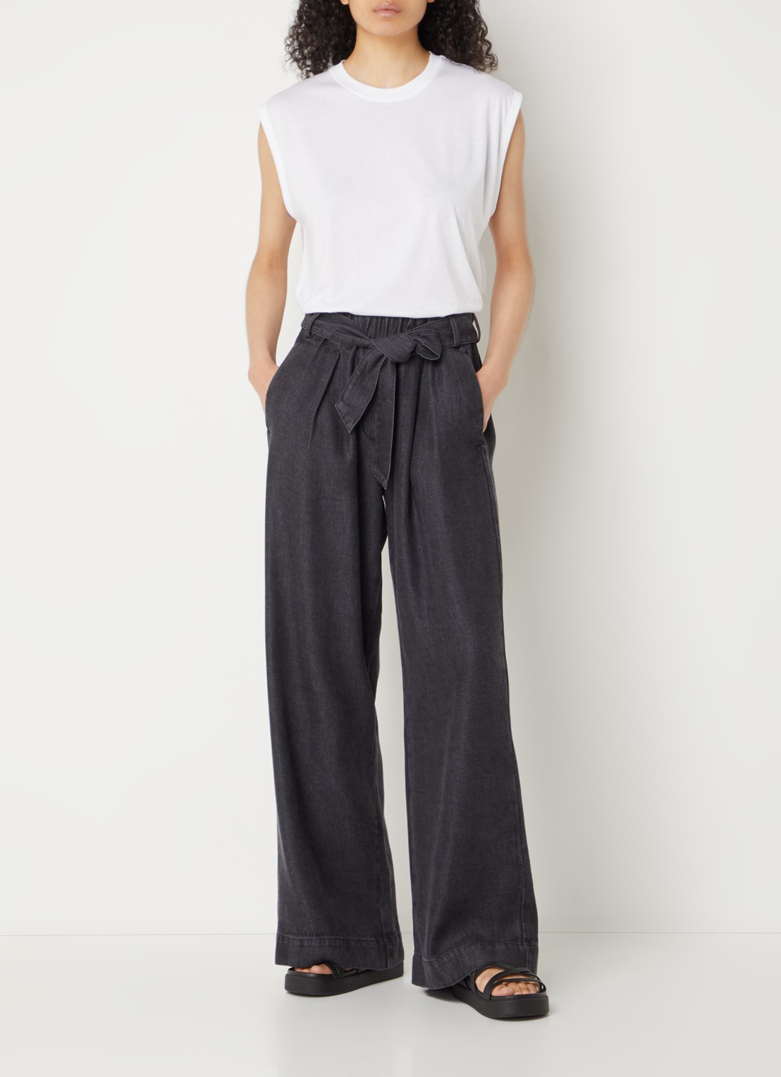 Sessùn Deedo mouwloze top  met stretch - voorkant 2 wit