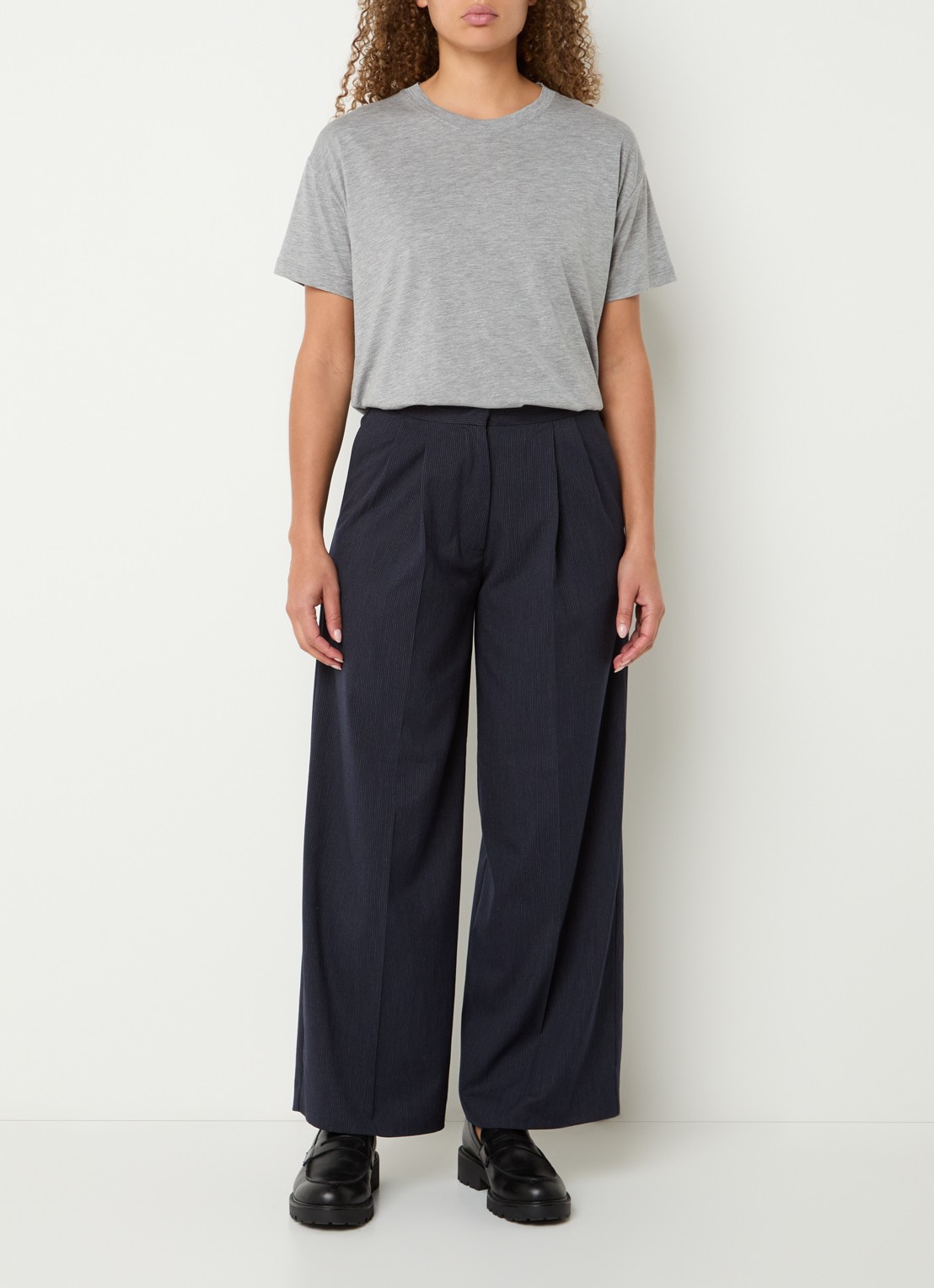 Sessùn High waist wide fit pantalon met plooidetail en krijtstreep - voorkant 4 donkerblauw