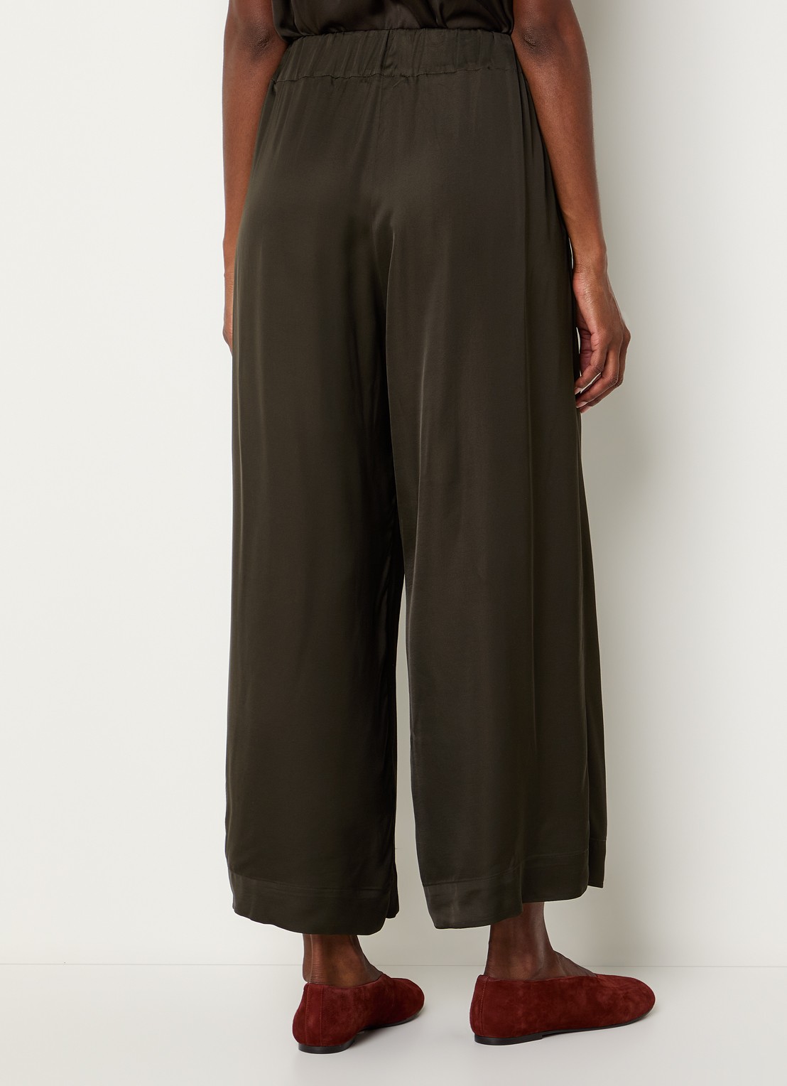Sessùn Isla mid waist wide fit broek van satijn met steekzakken - achterkant 4 bronsgroen