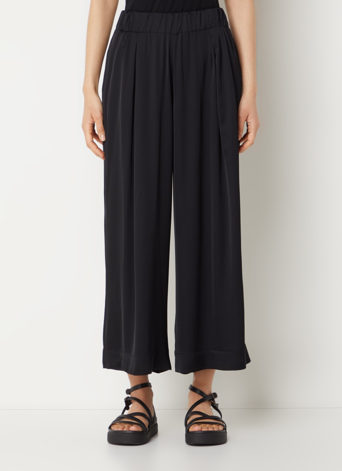 Sessùn Isla mid waist wide fit cropped broek van satijn - detail zwart