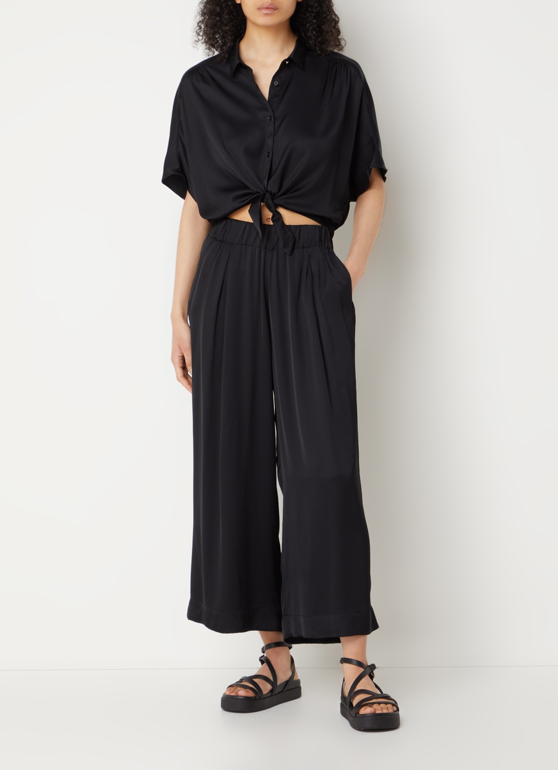 Sessùn Isla mid waist wide fit cropped broek van satijn - voorkant 4 zwart