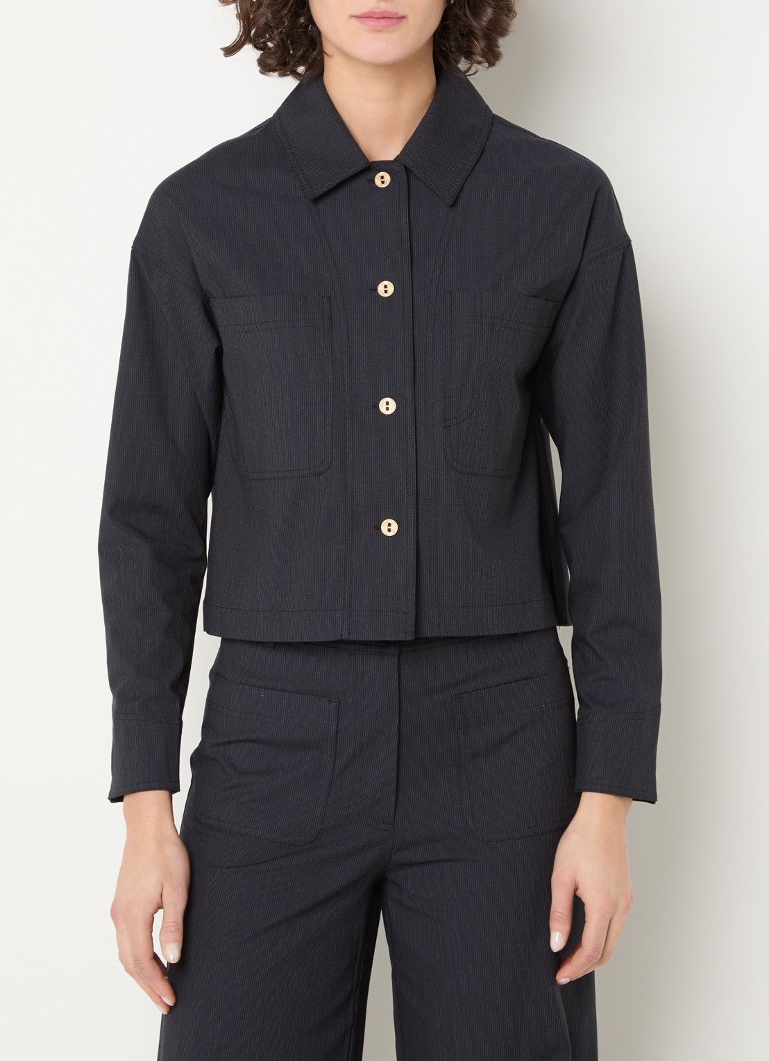 Sessùn Notteri cropped blouse met krijtstreep en borstzakken - detail antraciet