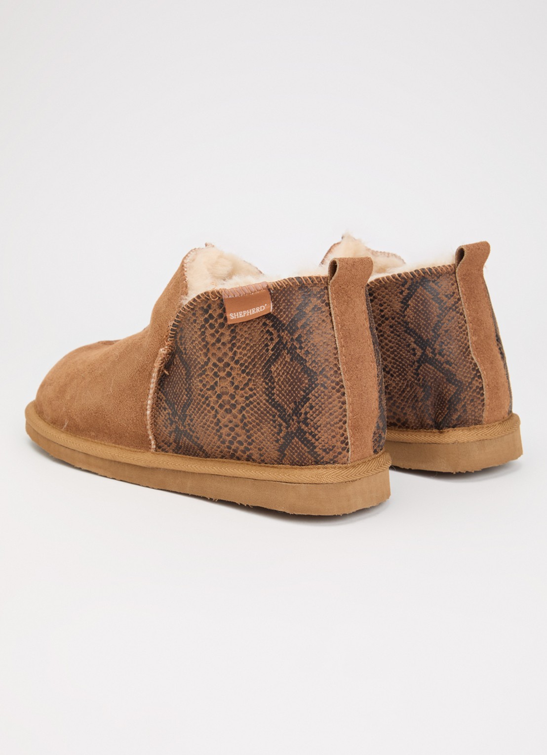Shepherd Annie pantoffel van schapensuède met slangenprint - achterkant 2 cognac