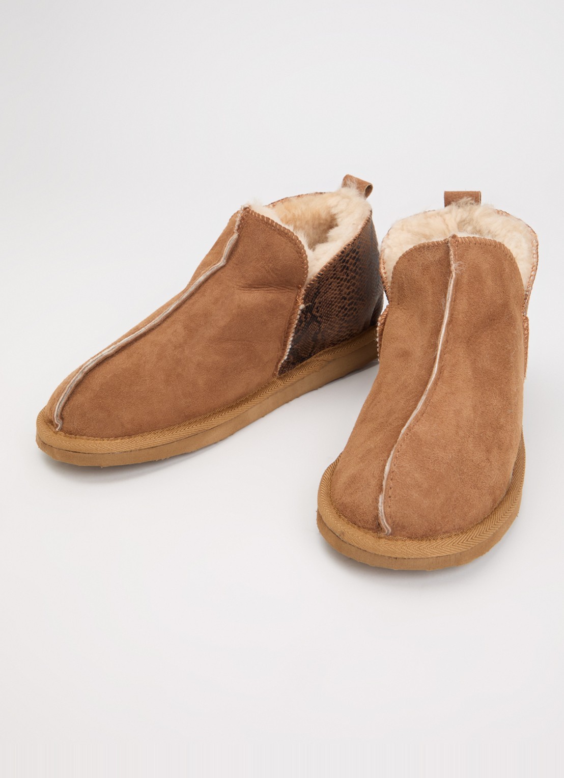 Shepherd Annie pantoffel van schapensuède met slangenprint - detail 3 cognac