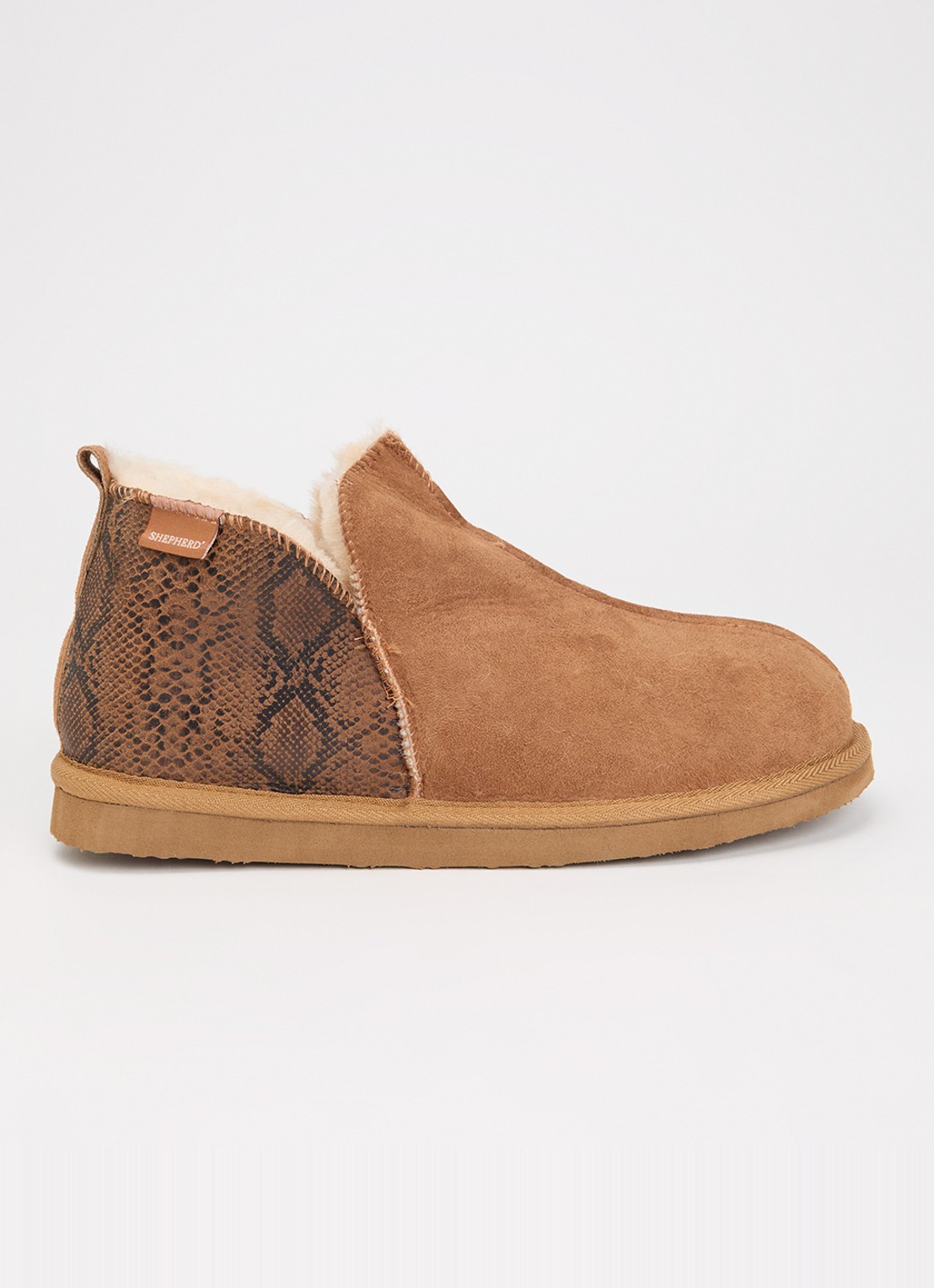 Shepherd Annie pantoffel van schapensuède met slangenprint - voorkant cognac