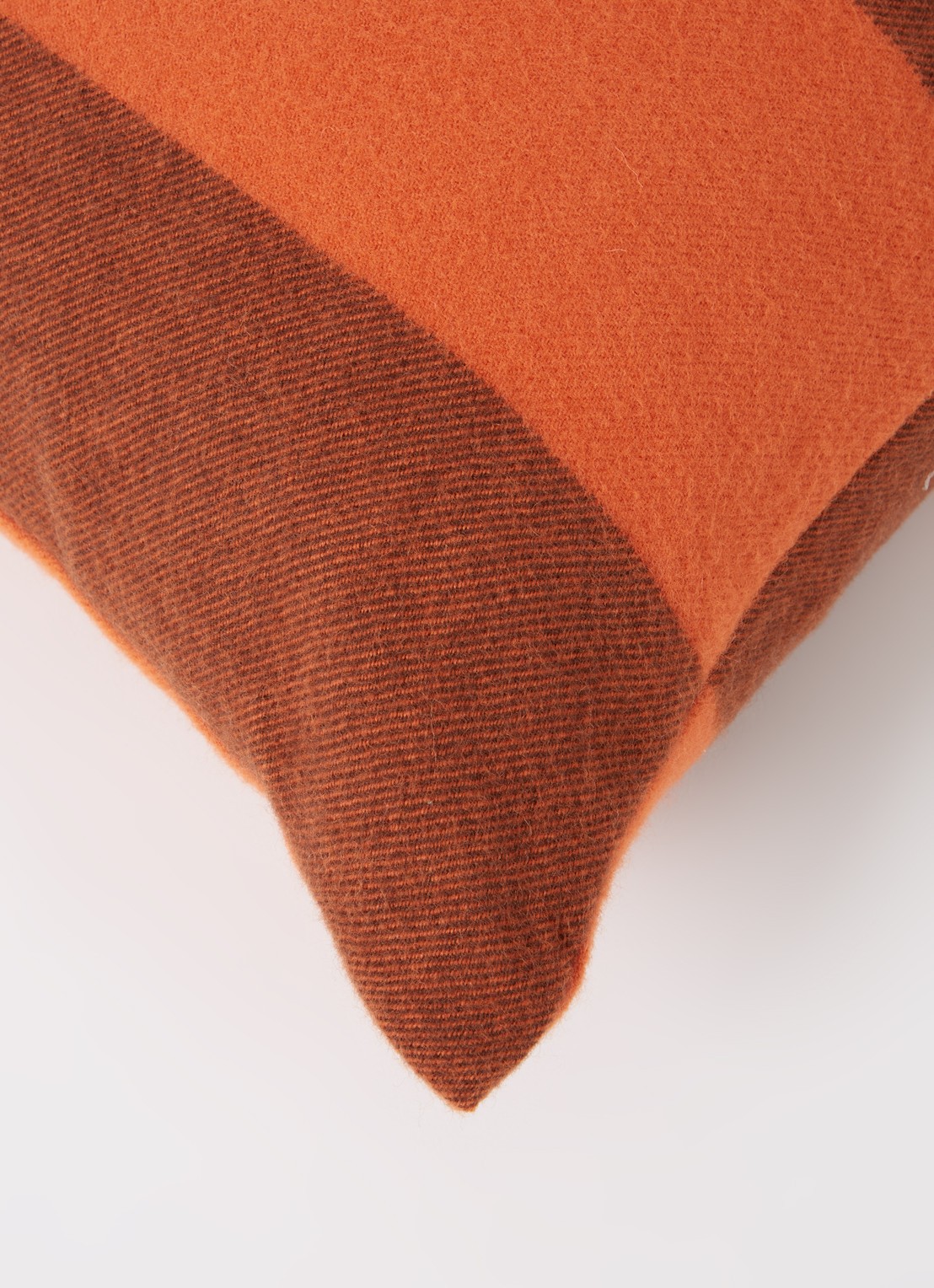 Silkeborg Uldspinderi The Sweater sierkussen 50 x 70 cm - detail 3 orange