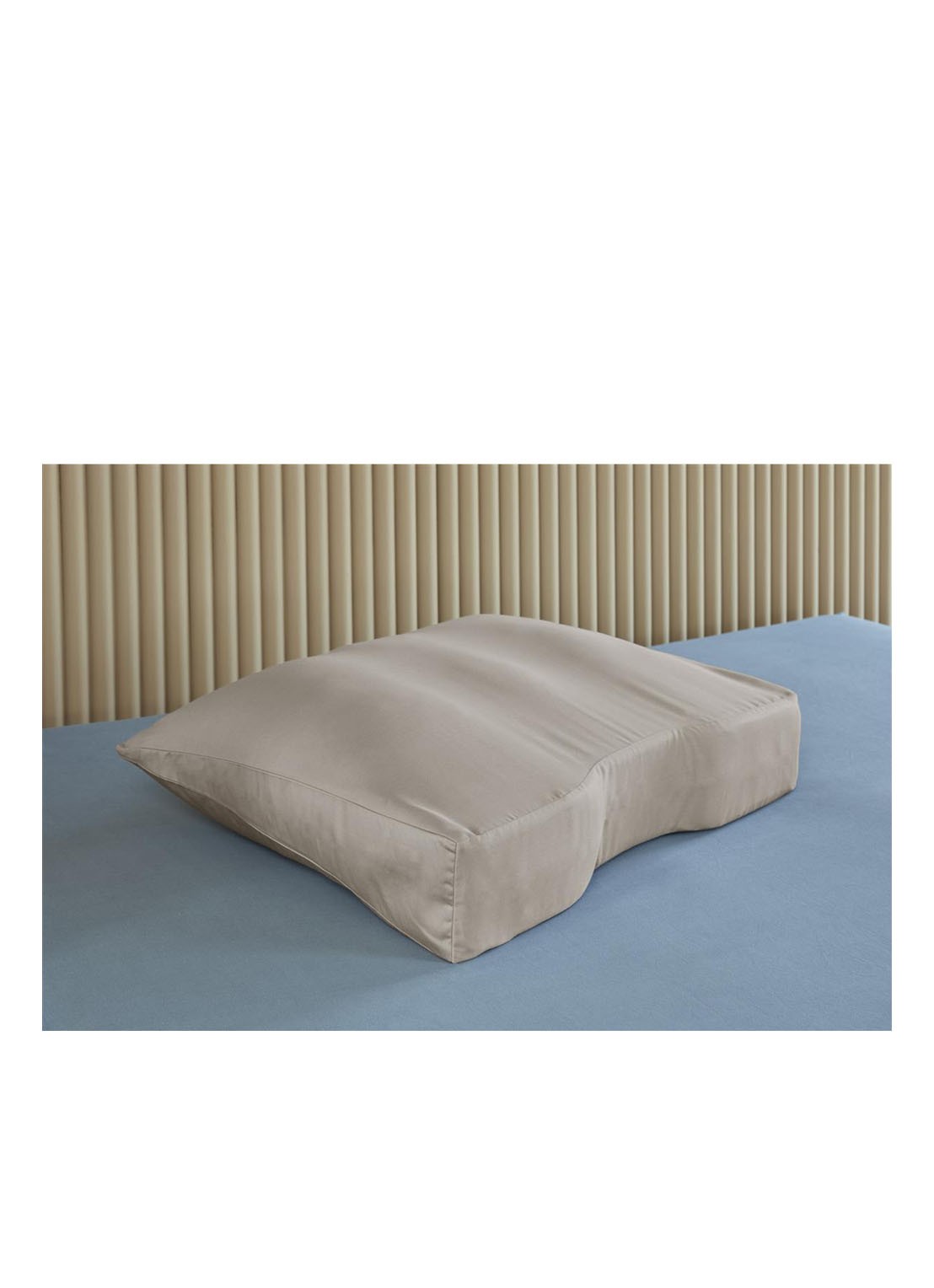 Silvana Comfort Satin Shoulder Contour kussensloop van katoensatijn - voorkant 2 zand