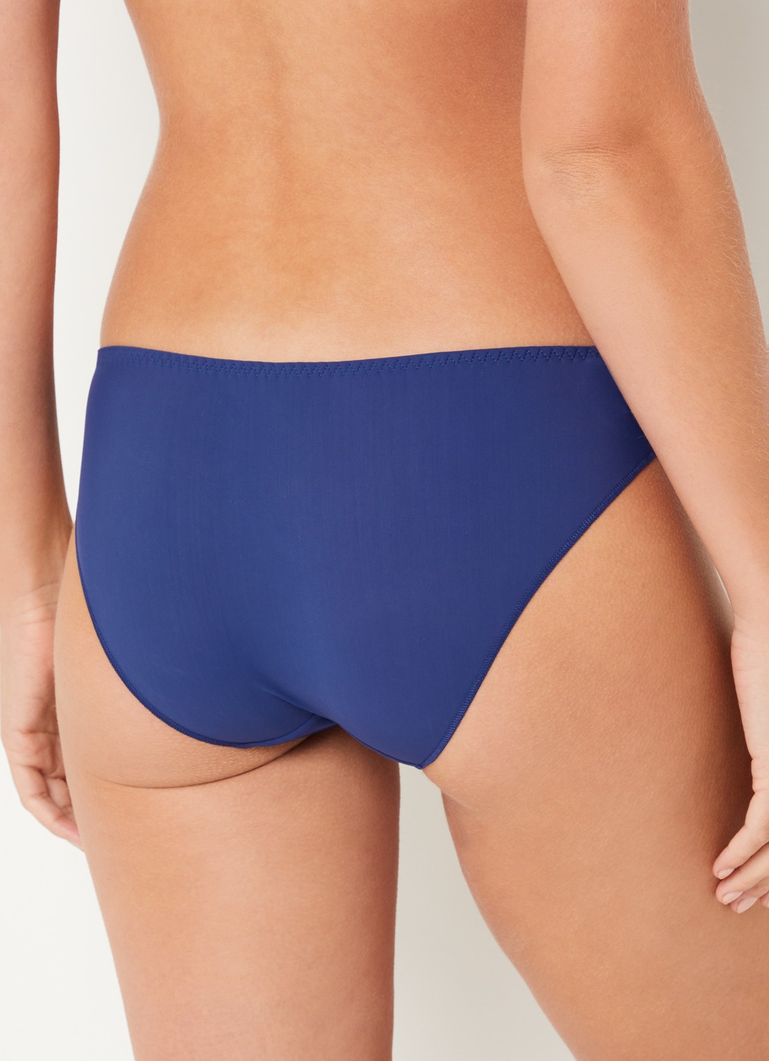Simone Pérèle Delice slip met borduring - achterkant 3 royalblauw