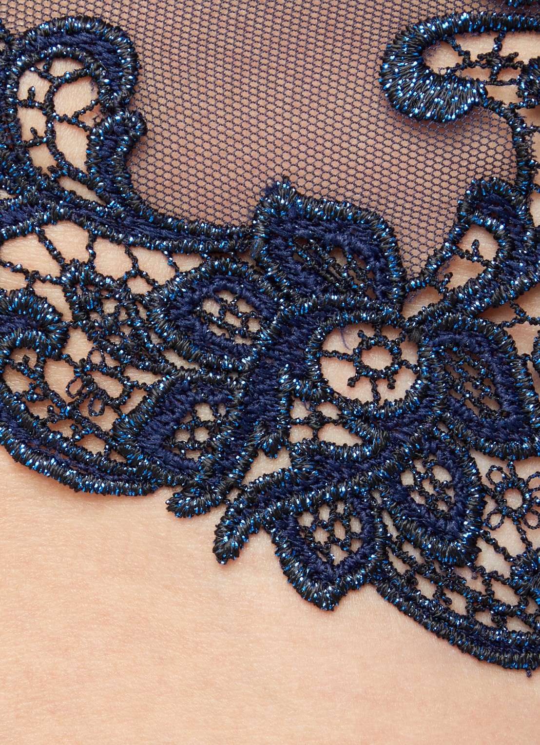 Simone Pérèle Tanga van mesh met borduring - detail 3 donkerblauw