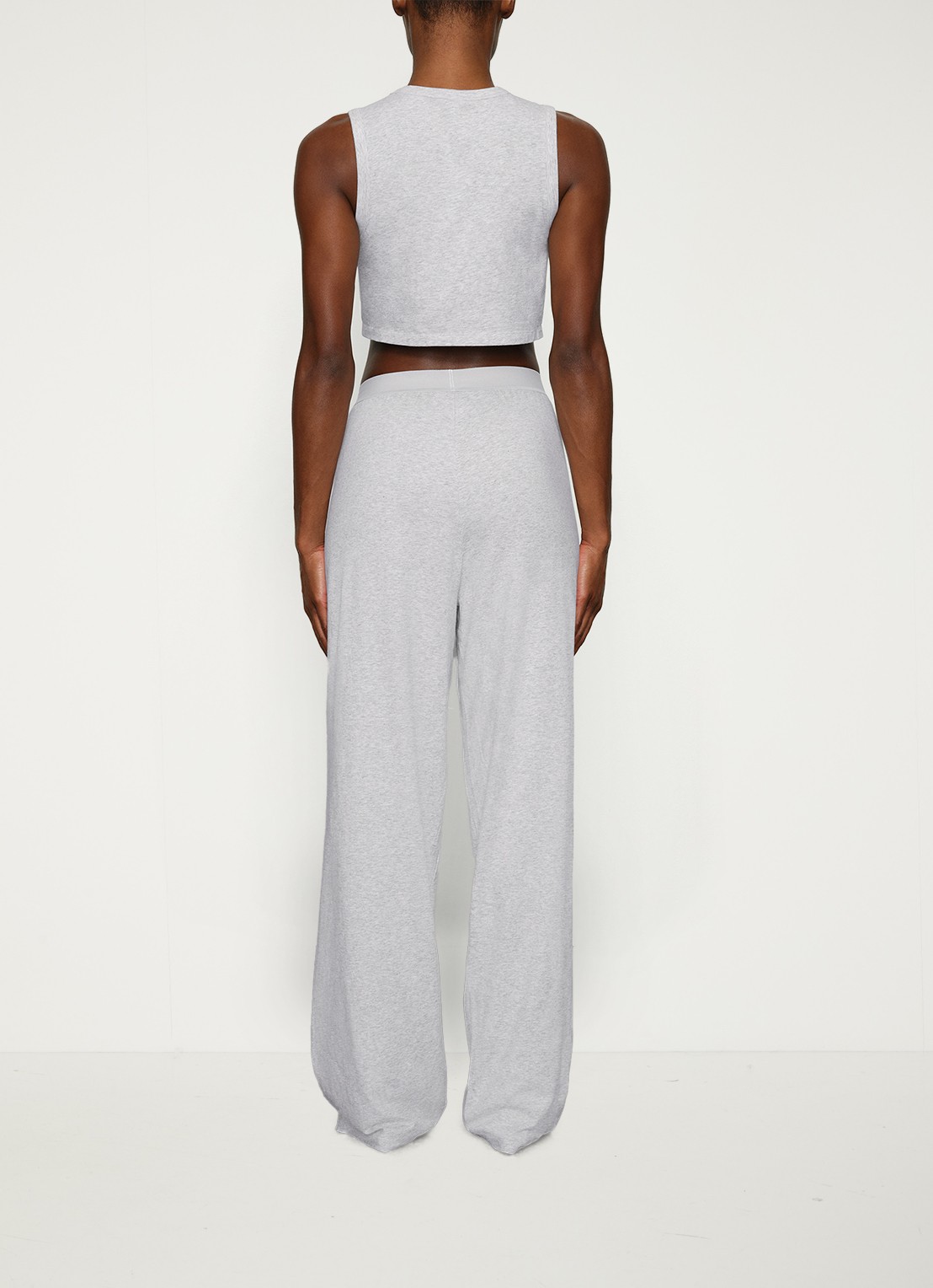 SKIMS Boyfriend mid waist loose fit loungebroek met steekzakken - achterkant grijsmele