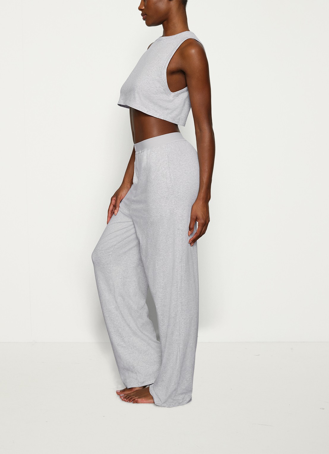 SKIMS Boyfriend mid waist loose fit loungebroek met steekzakken - detail 4 grijsmele