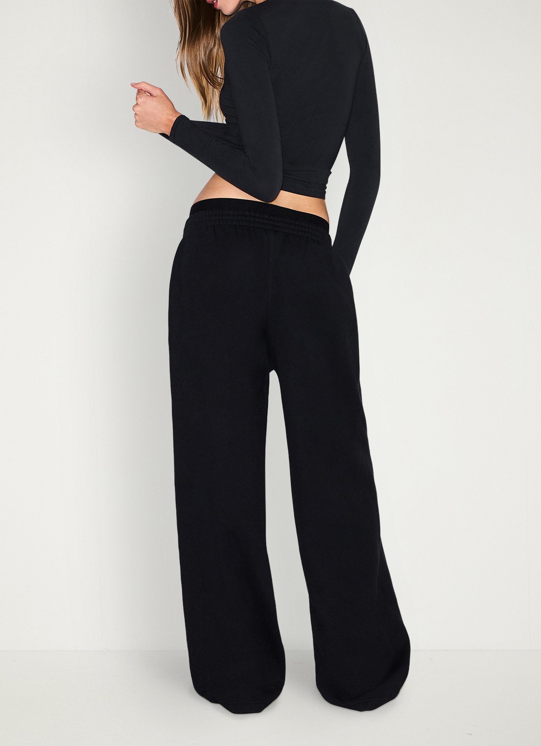SKIMS Cotton Fleece high waist wide fit joggingbroek met logoband - achterkant zwart