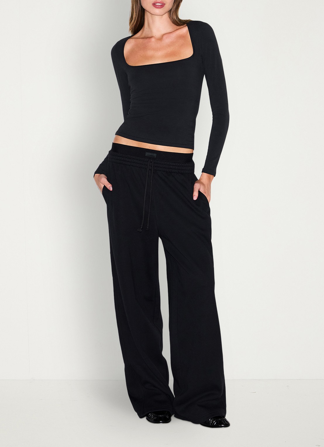 SKIMS Cotton Fleece high waist wide fit joggingbroek met logoband - voorkant 4 zwart