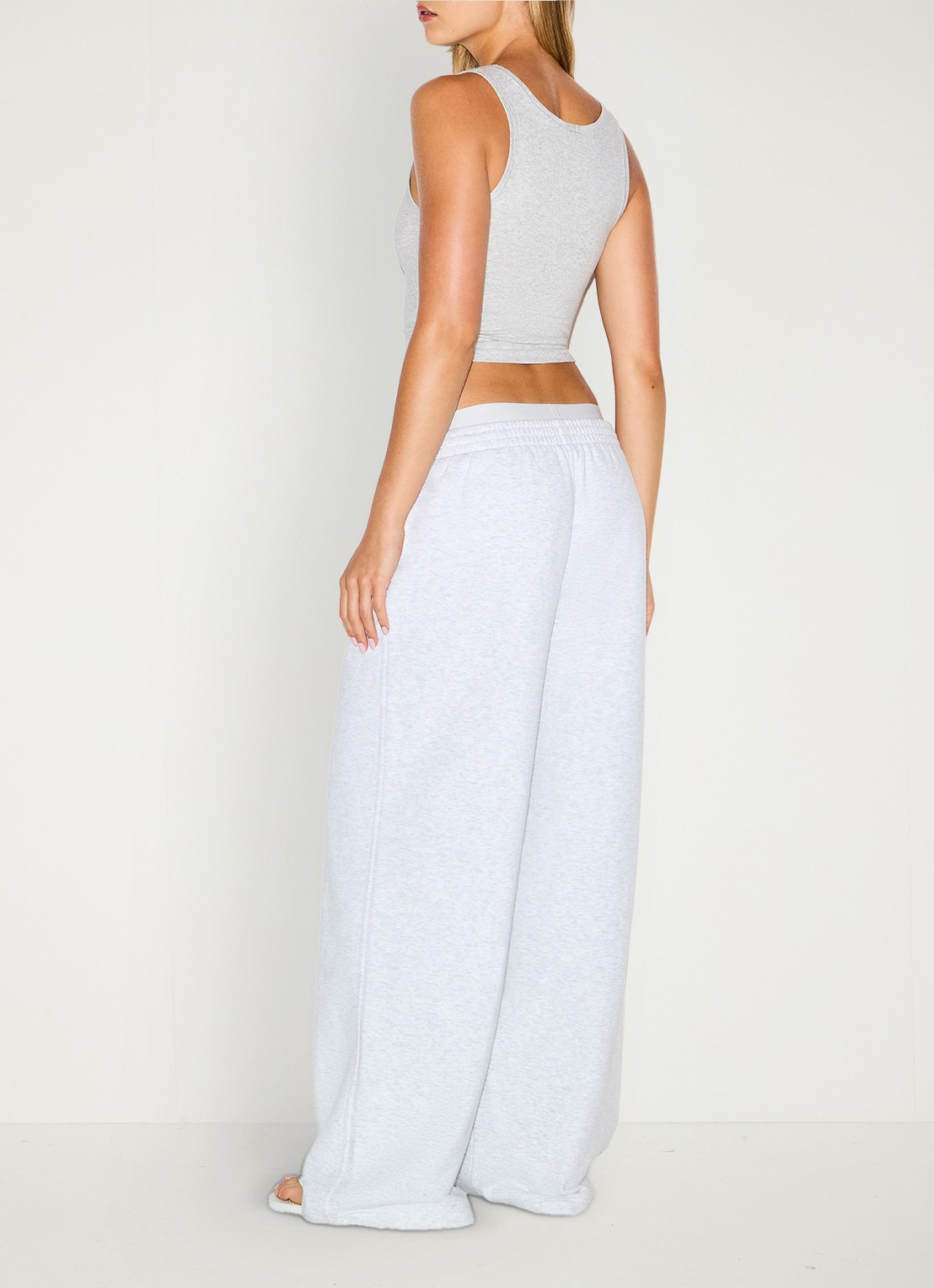SKIMS Cotton Fleece high waist wide fit joggingbroek met logoband - achterkant 4 lichtgrijs