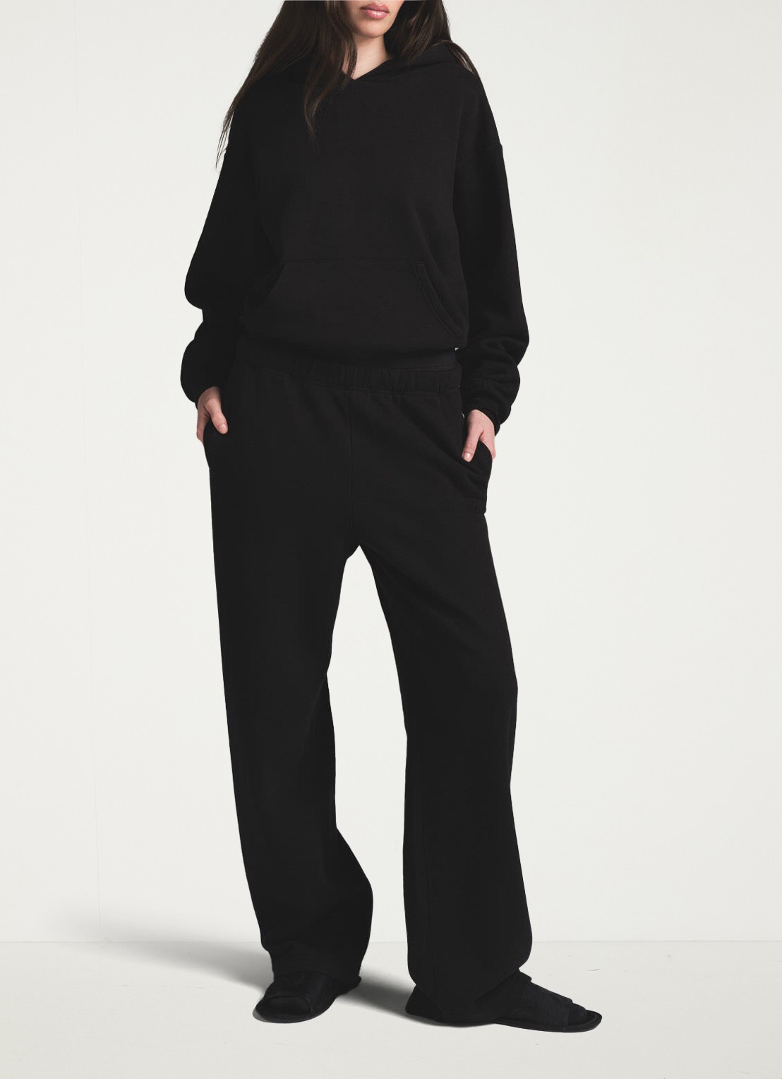 SKIMS Cotton Fleece hoodie met kangoeroezak - voorkant 5 zwart