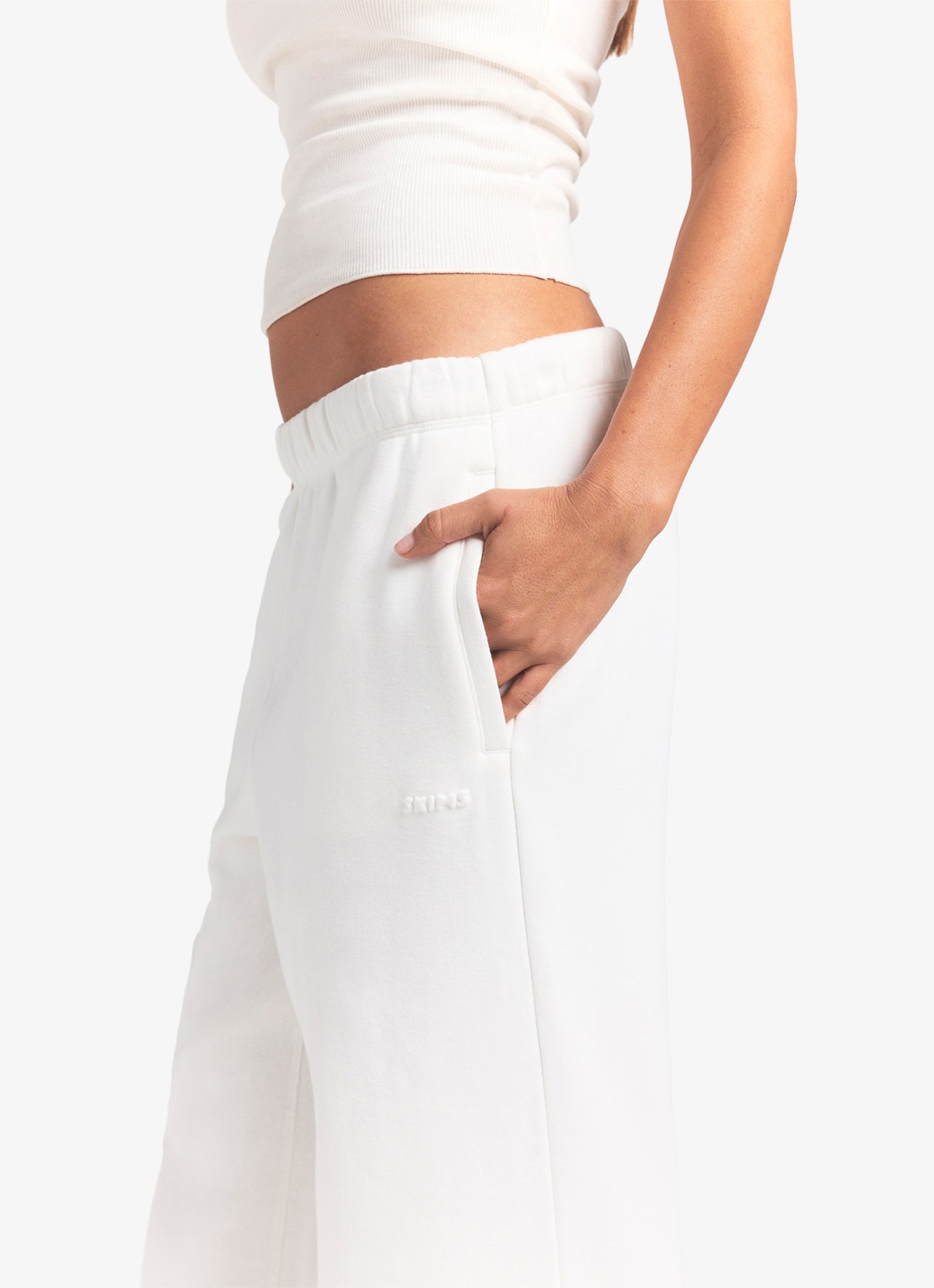 SKIMS Cotton Fleece mid waist straight fit joggingbroek met steekzakken - detail 5 marble