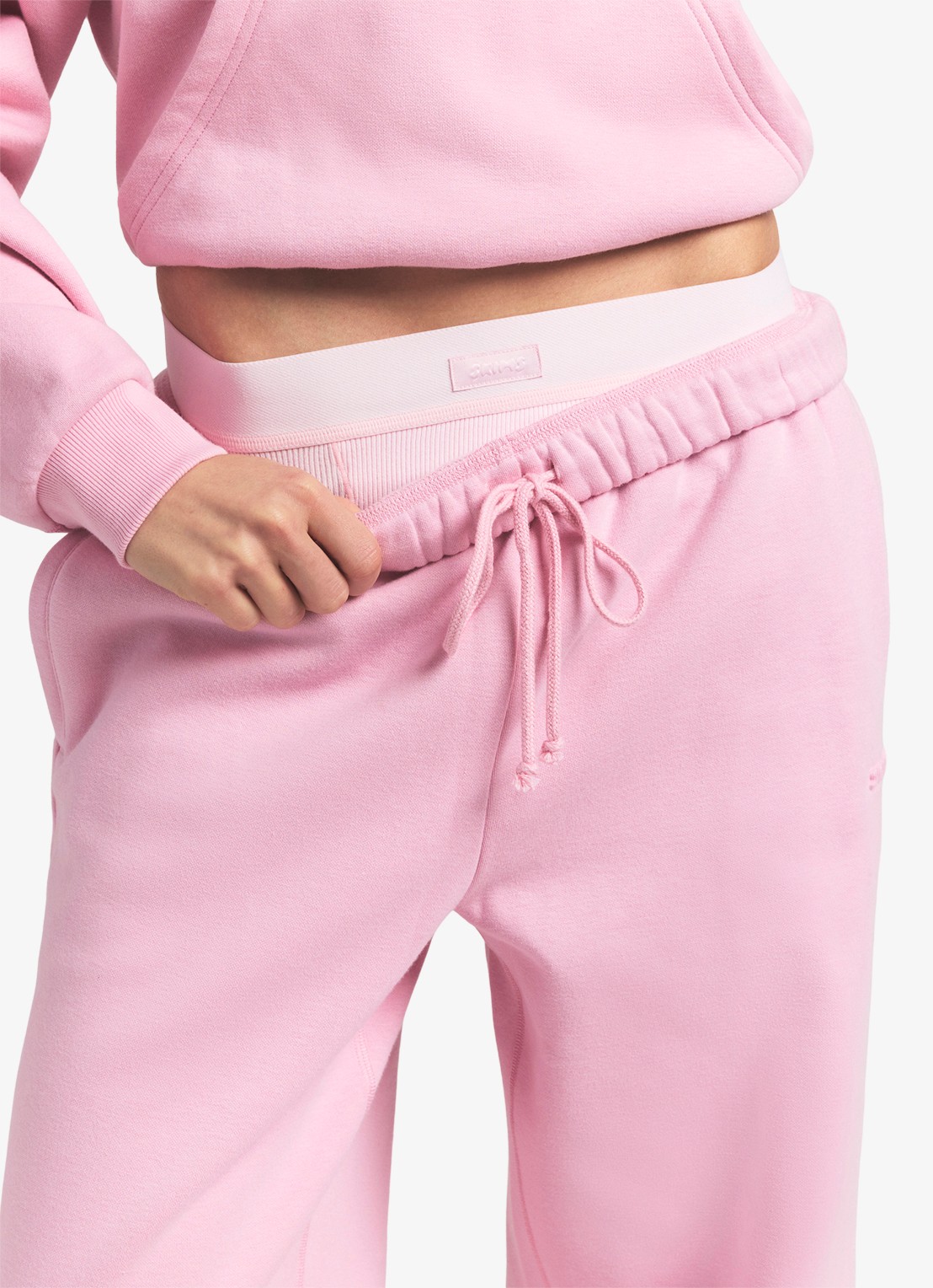 SKIMS Cotton Fleece mid waist straight fit joggingbroek met steekzakken - detail 3 halite