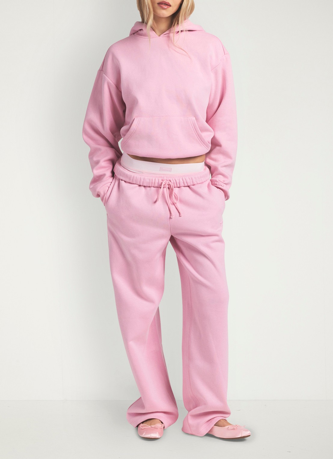 SKIMS Cotton Fleece mid waist straight fit joggingbroek met steekzakken - voorkant 2 halite