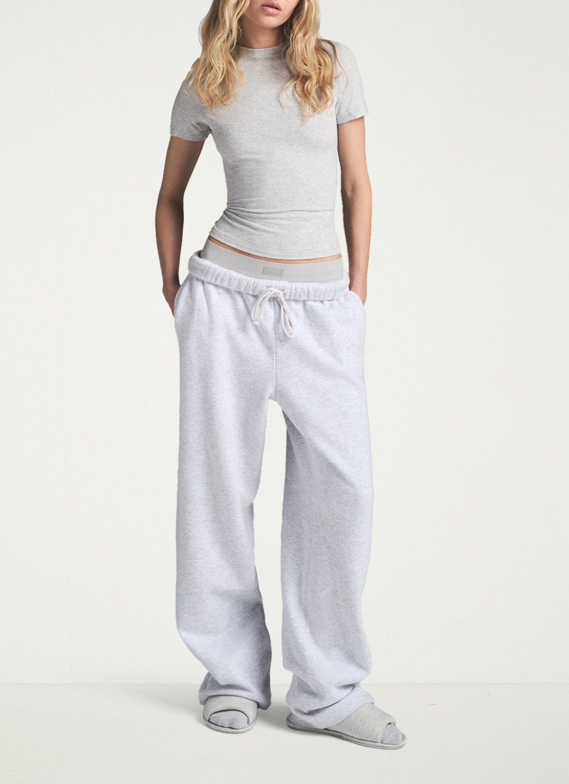 SKIMS Cotton Fleece mid waist straight fit loungebroek met steekzakken - detail 3 grijsmele