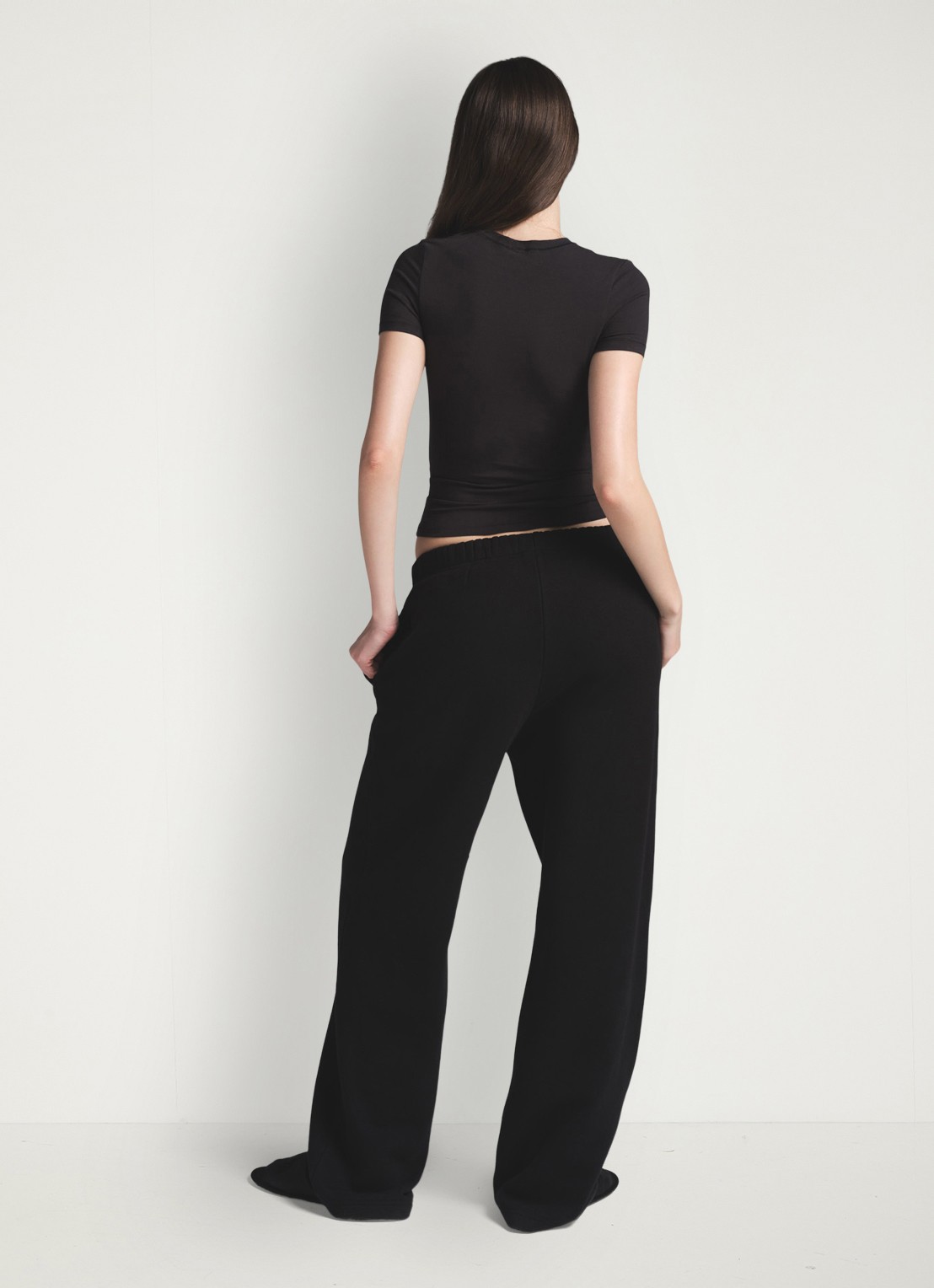 SKIMS Cotton Fleece mid waist straight fit loungebroek met steekzakken - achterkant zwart