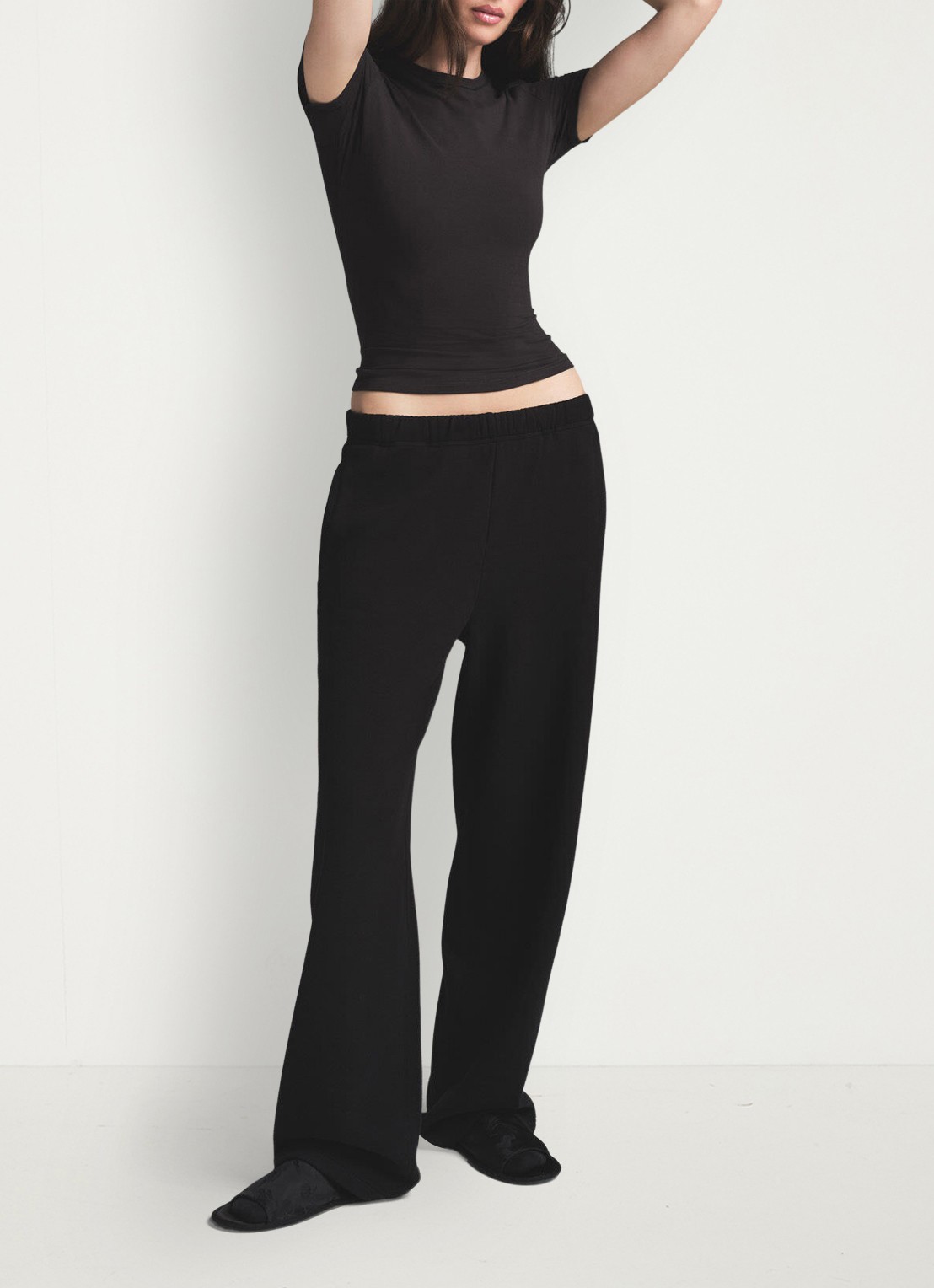 SKIMS Cotton Fleece mid waist straight fit loungebroek met steekzakken - voorkant 3 zwart