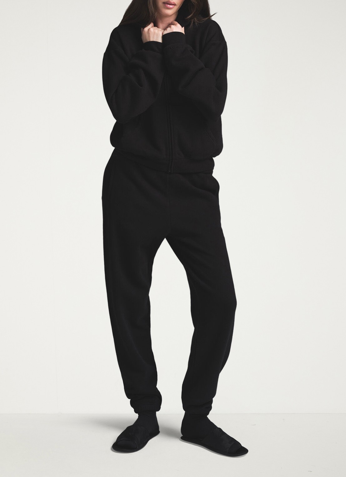 SKIMS Cotton Fleece mid waist tapered fit loungebroek met steekzakken - detail 3 zwart