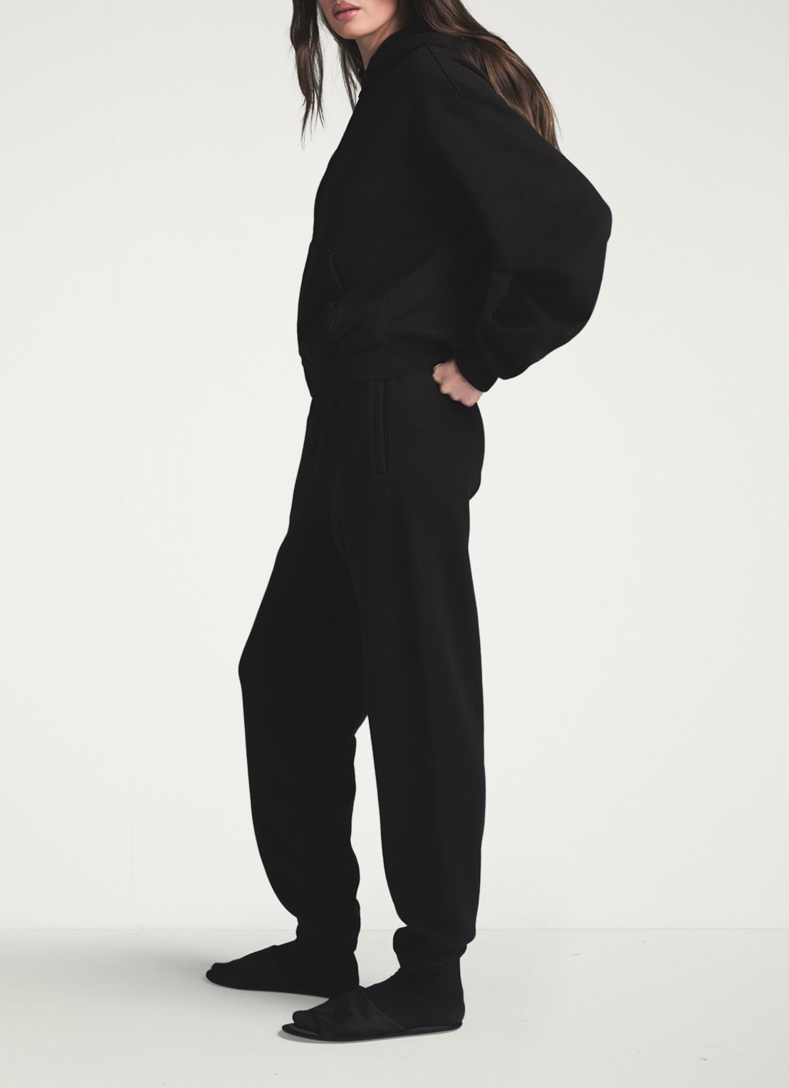 SKIMS Cotton Fleece mid waist tapered fit loungebroek met steekzakken - detail 4 zwart