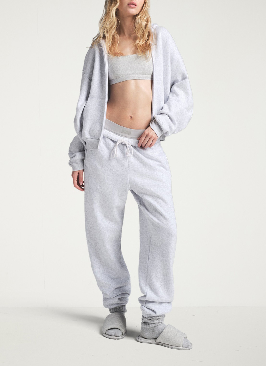 SKIMS Cotton Fleece mid waist tapered fit loungebroek met steekzakken - detail 2 grijsmele