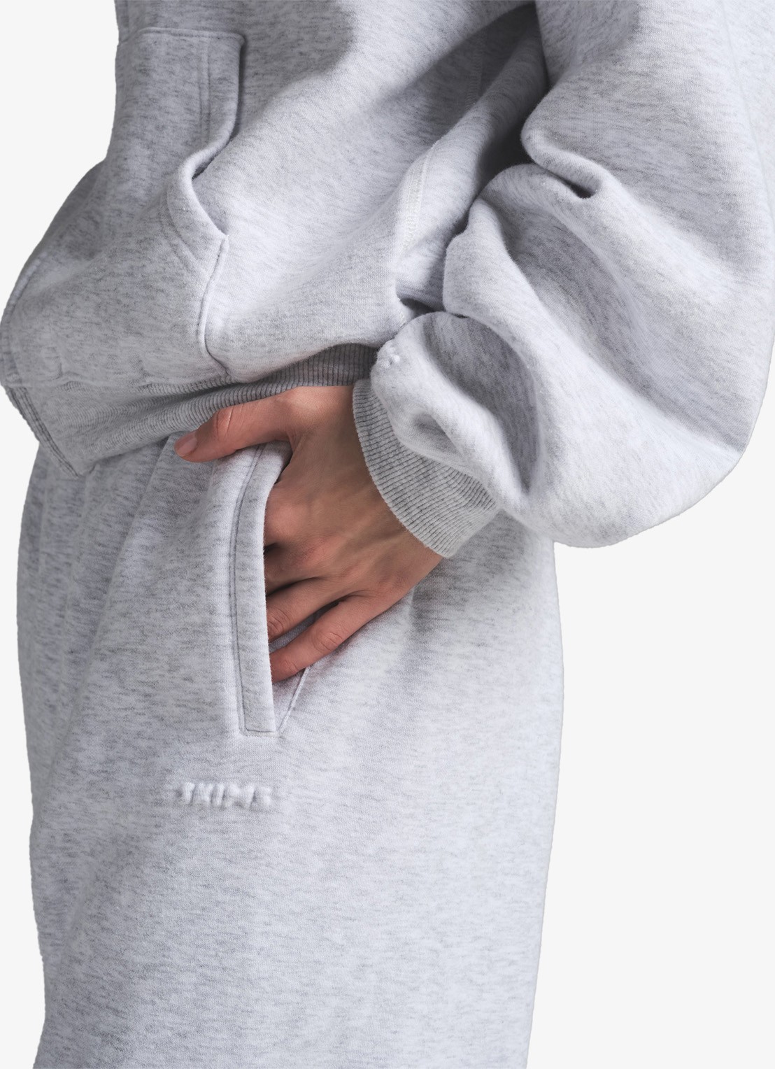 SKIMS Cotton Fleece mid waist tapered fit loungebroek met steekzakken - detail 4 grijsmele