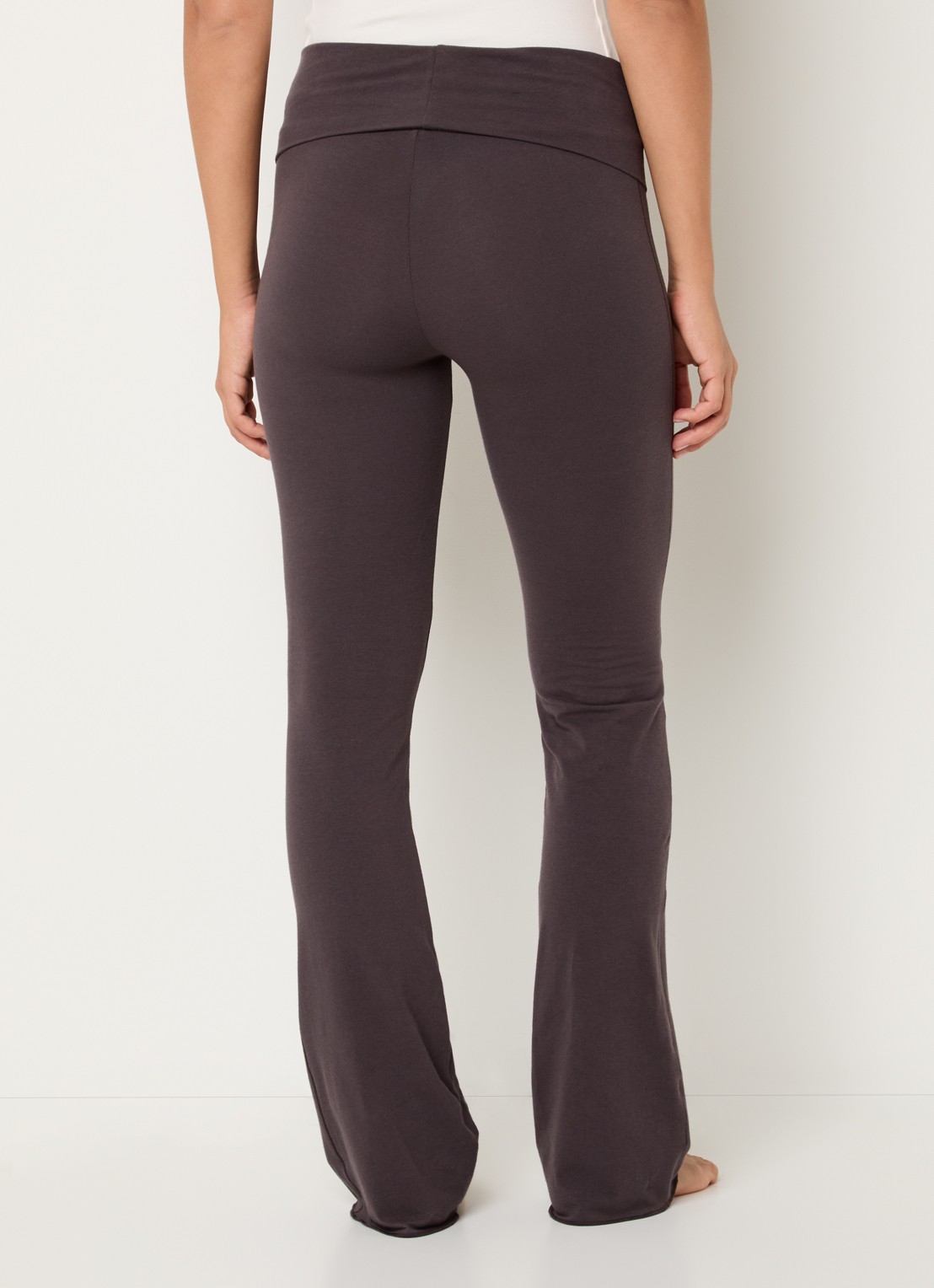 SKIMS Cotton Jersey Foldover mid waist flared fit loungebroek  - achterkant 2 taupe