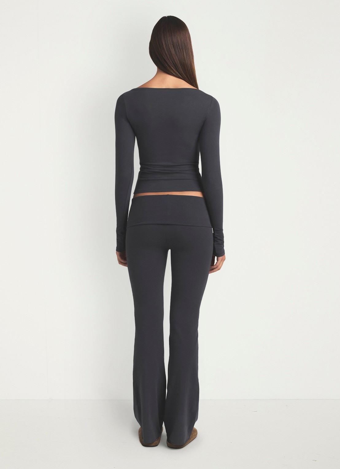 SKIMS Cotton Jersey mid waist flared legging met omgeslagen tailleband - achterkant donkergrijs