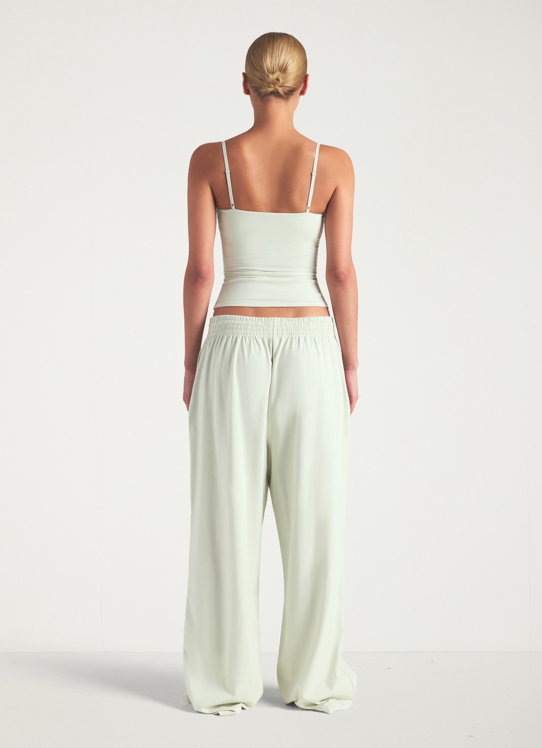SKIMS Cotton Jersey mid waist wide fit loungebroek met steekzakken - achterkant 3 lichtgroen