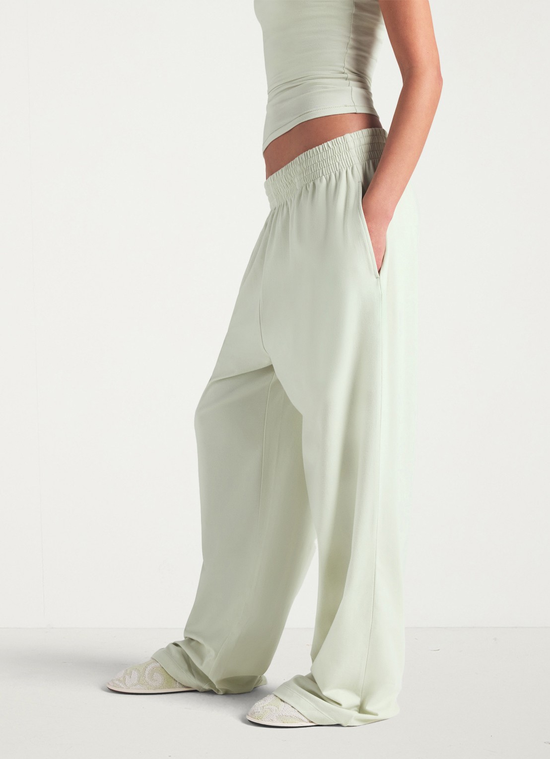 SKIMS Cotton Jersey mid waist wide fit loungebroek met steekzakken - detail 2 lichtgroen