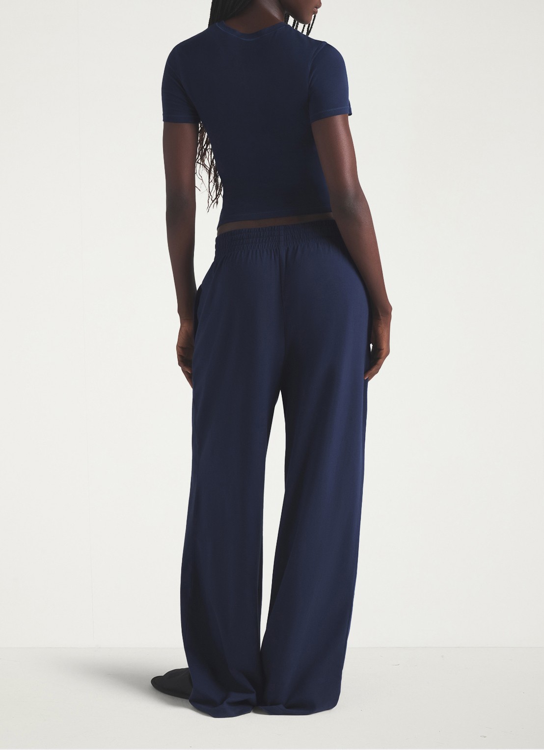 SKIMS Cotton Jersey mid waist wide fit loungebroek met steekzakken - achterkant donkerblauw