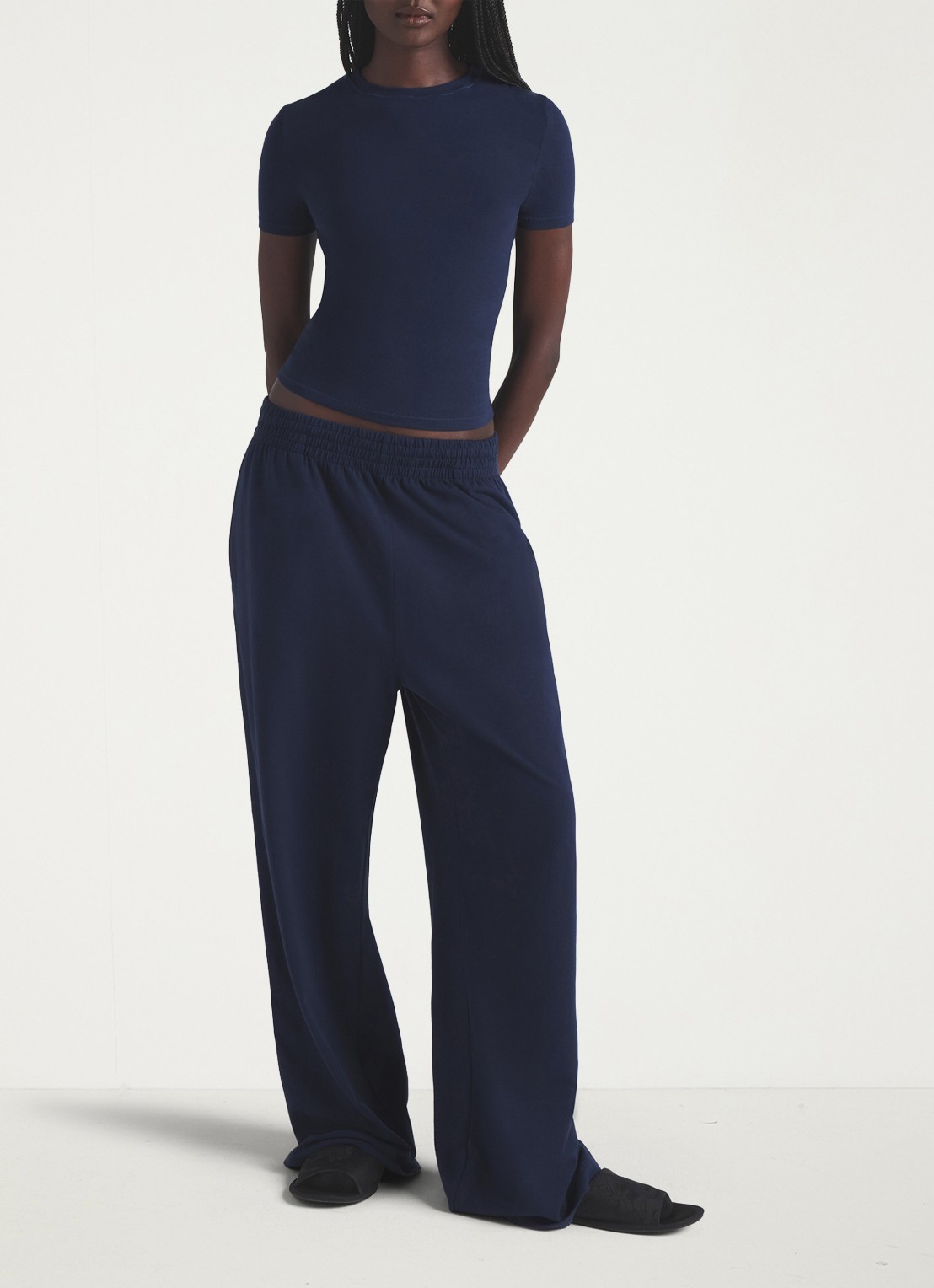 SKIMS Cotton Jersey mid waist wide fit loungebroek met steekzakken - voorkant 3 donkerblauw