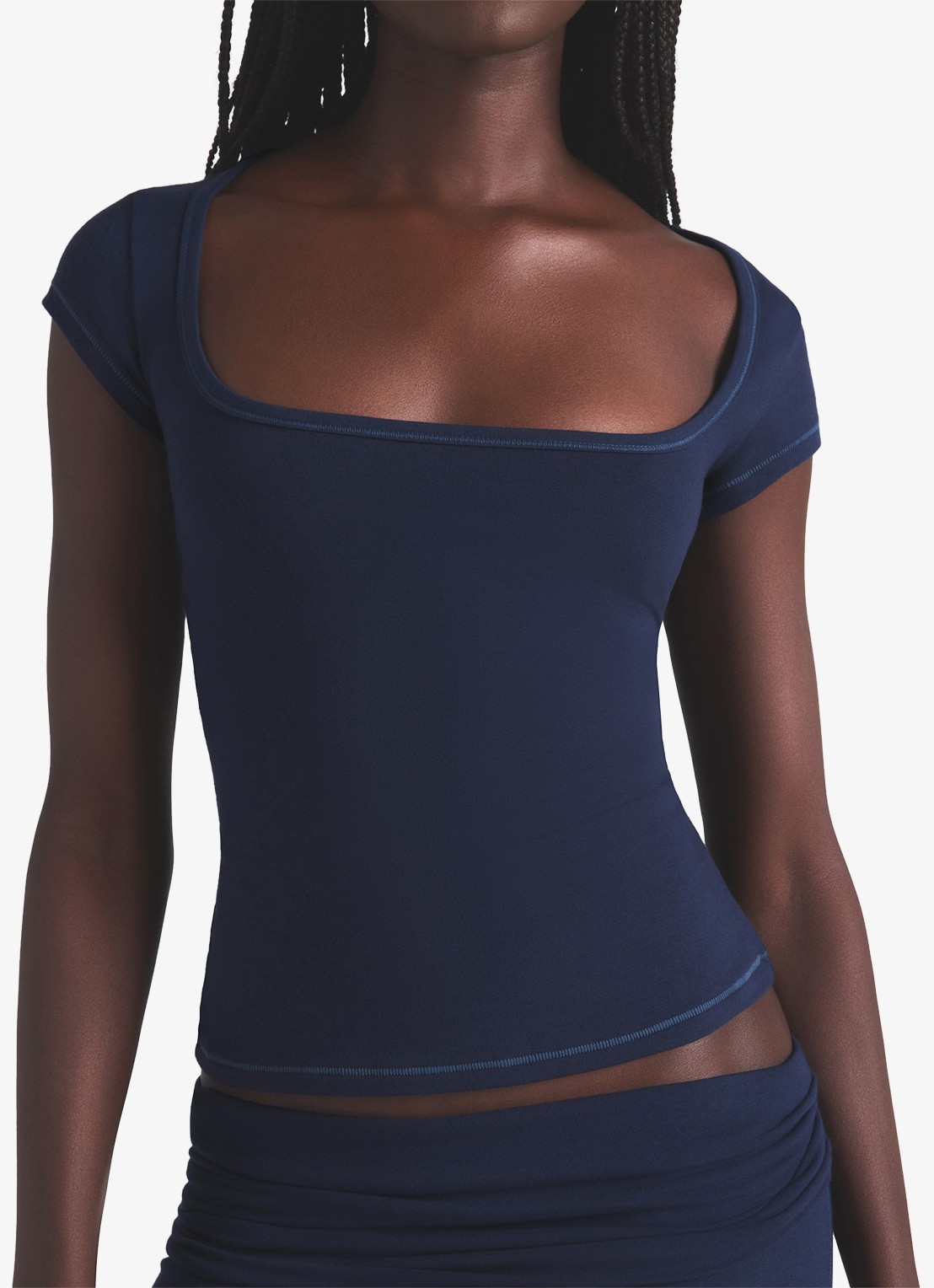 SKIMS Cotton Jersey t-shirt met rechthoekige hals - detail donkerblauw