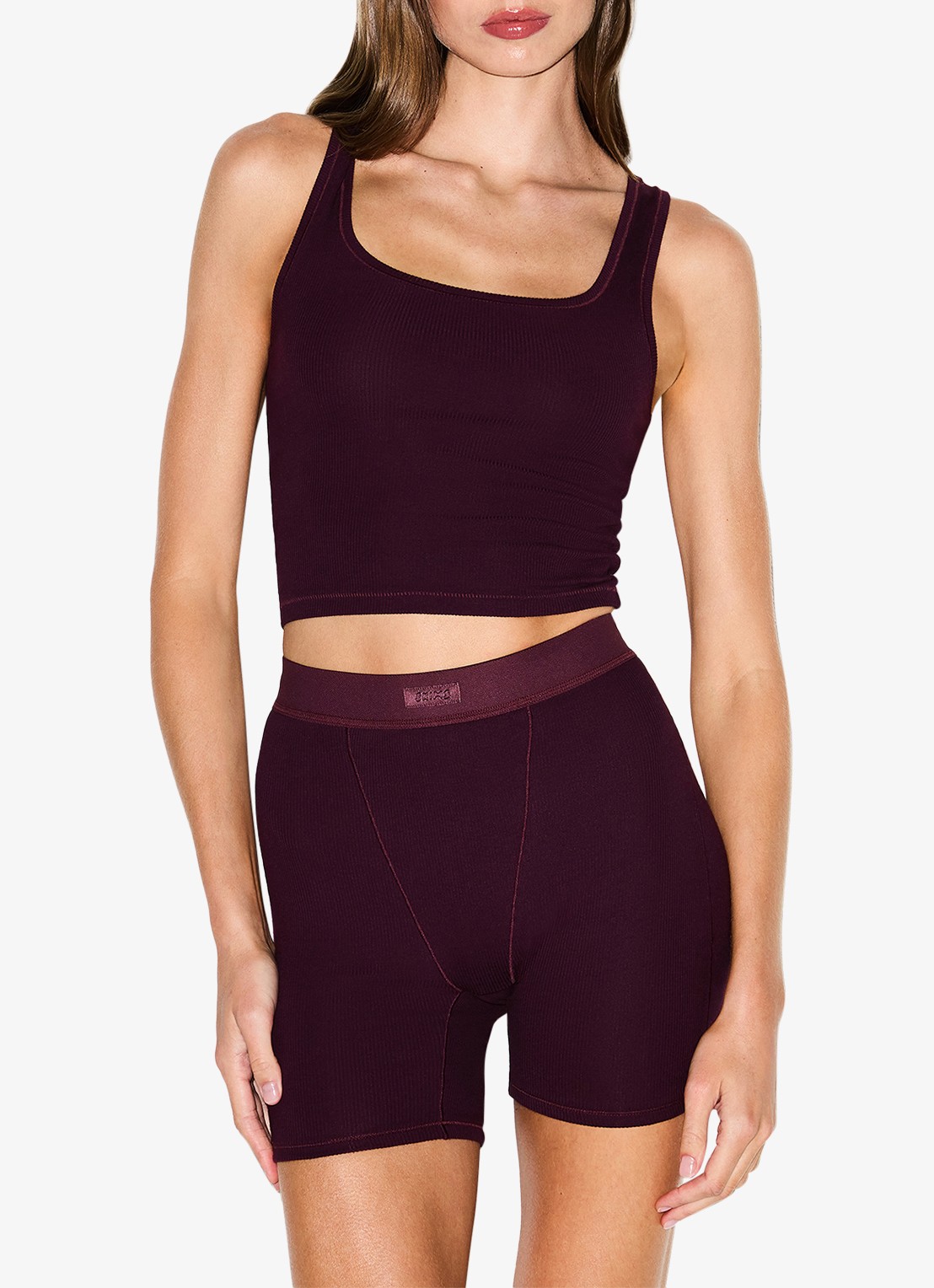 SKIMS Cotton Rib cropped tanktop met rechthoekige hals  - detail bordeauxrood