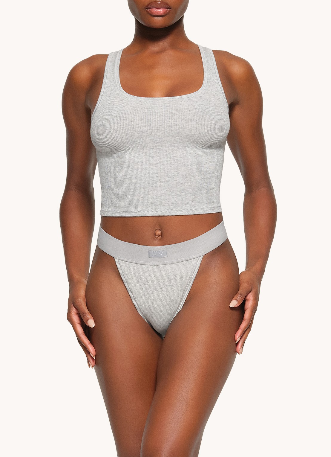 SKIMS Cotton Rib cropped tanktop met ribstructuur - detail 2 lichtgrijs