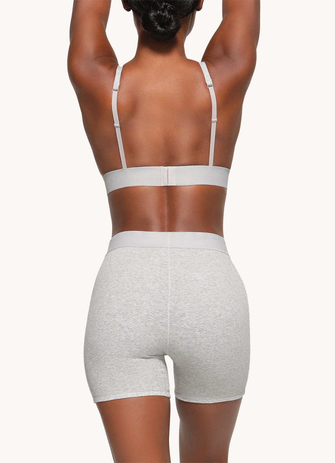 SKIMS Cotton Rib high waist korte loungebroek met ribstructuur - achterkant grijsmele